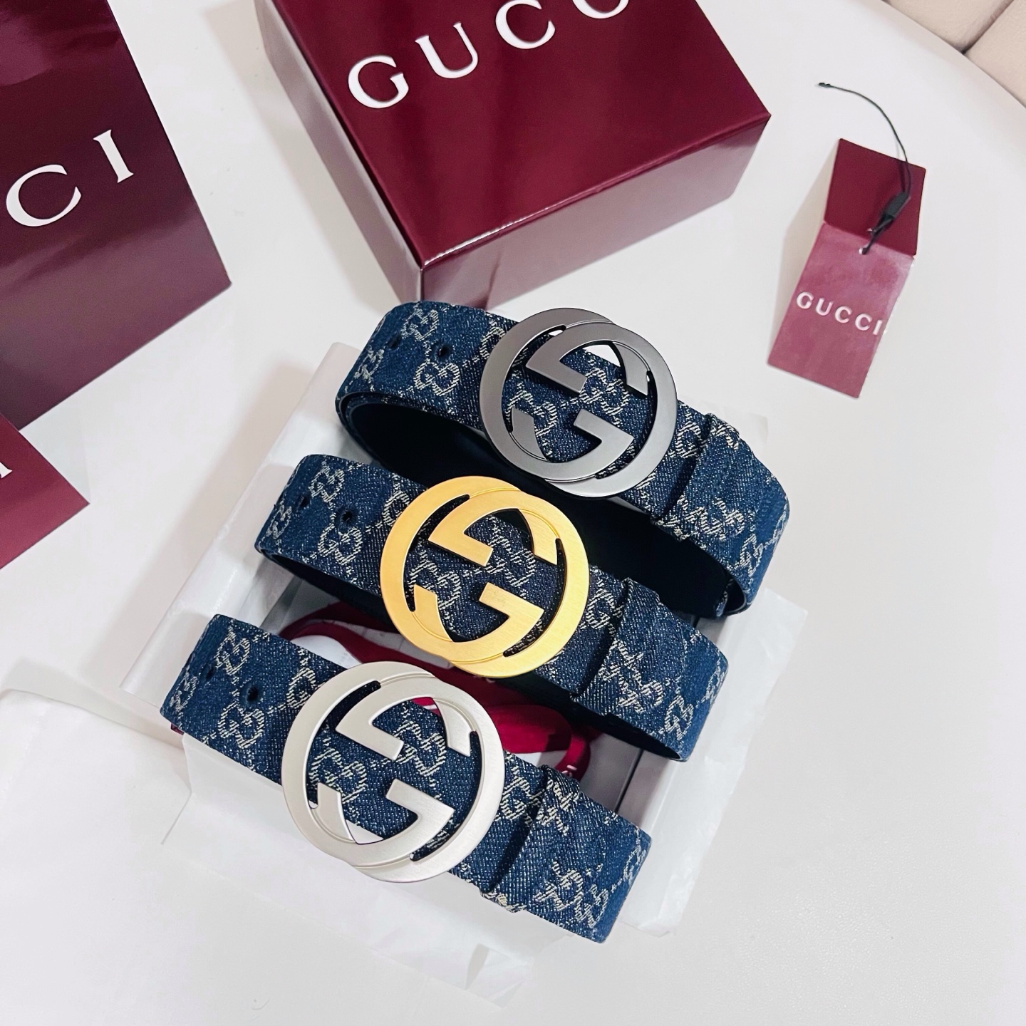 新款 Generation Gucci深入探究了品牌的档案编码，并将不同世代的设计元素融合为一体，形成一种独特的美学叙事