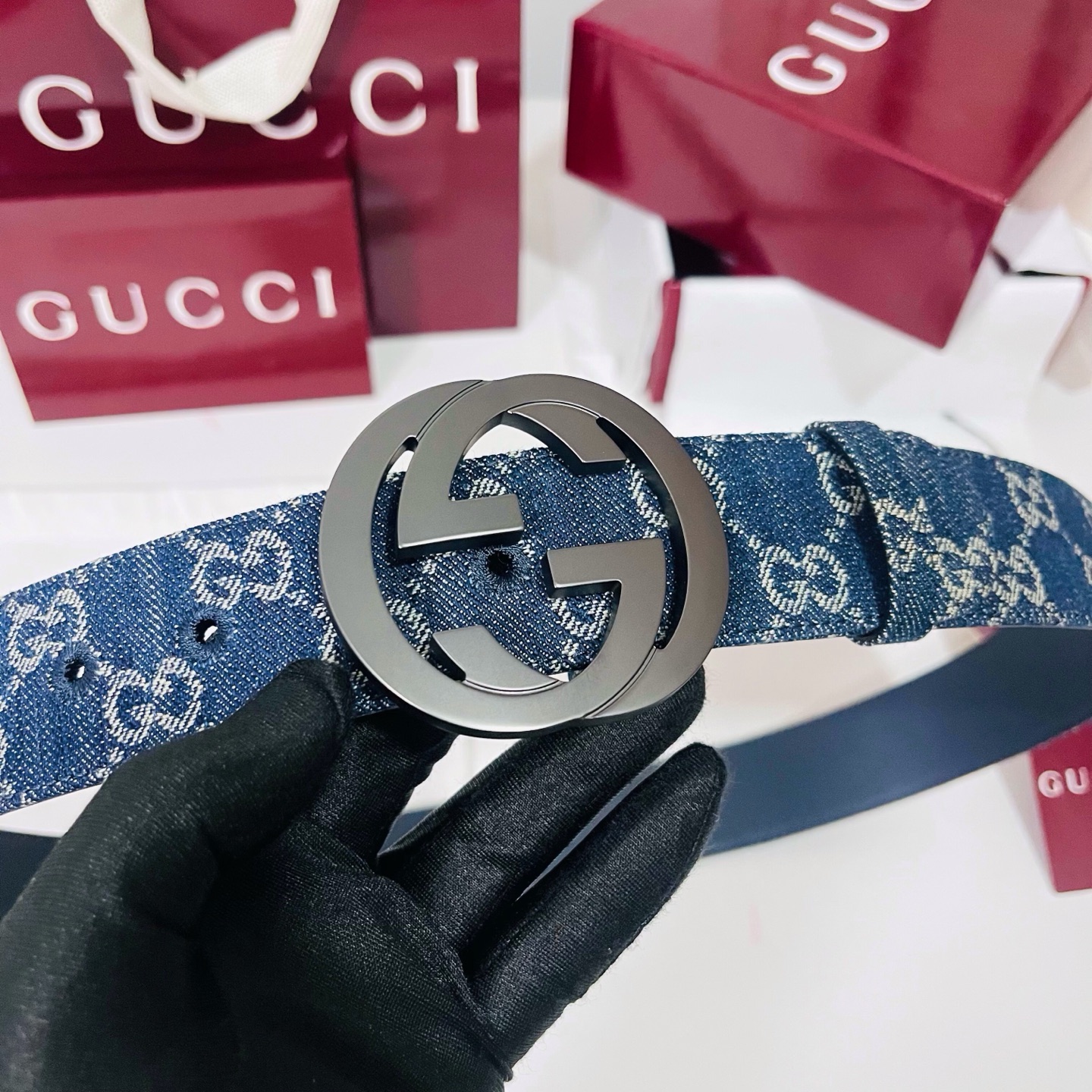 新款 Generation Gucci深入探究了品牌的档案编码，并将不同世代的设计元素融合为一体，形成一种独特的美学叙事