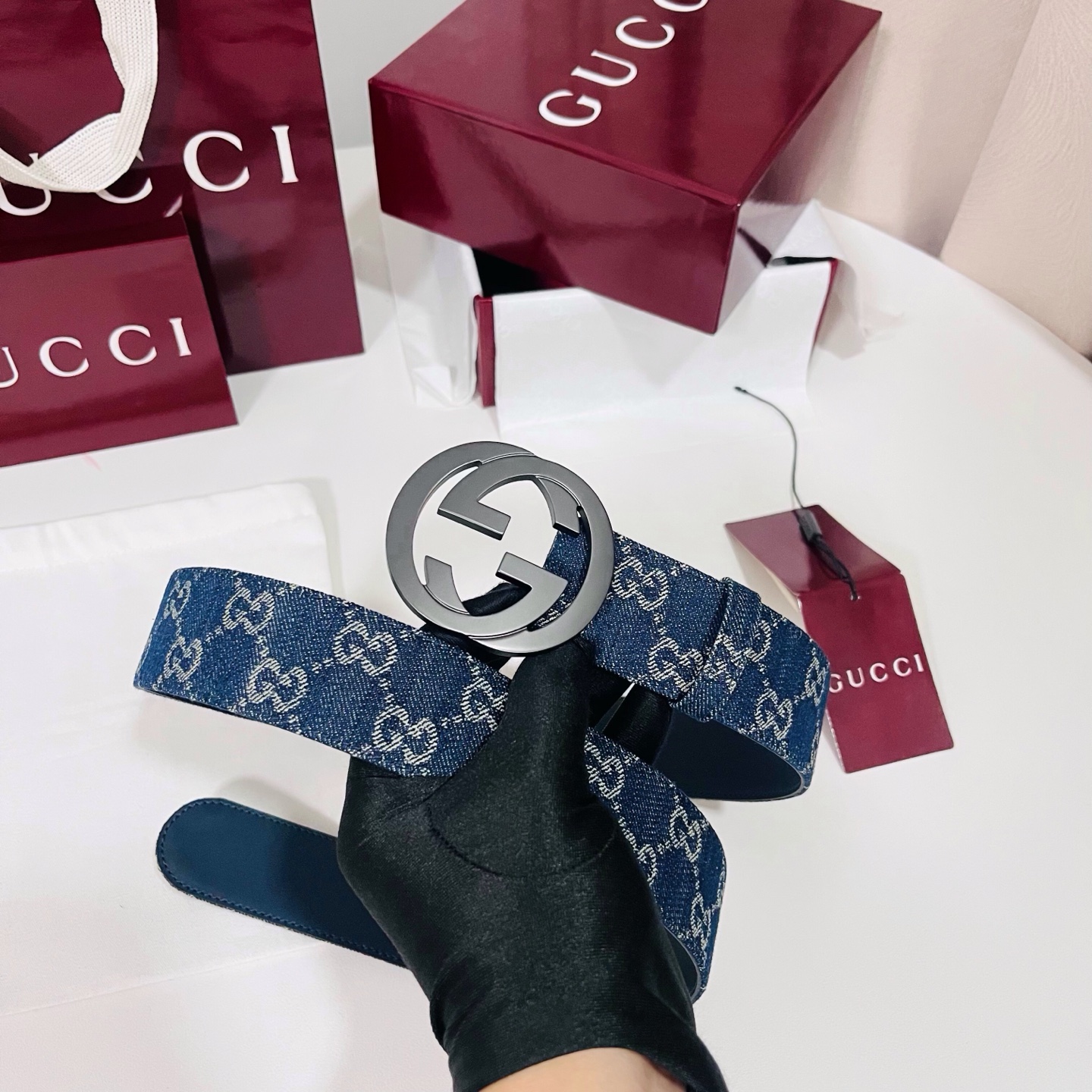 新款 Generation Gucci深入探究了品牌的档案编码，并将不同世代的设计元素融合为一体，形成一种独特的美学叙事