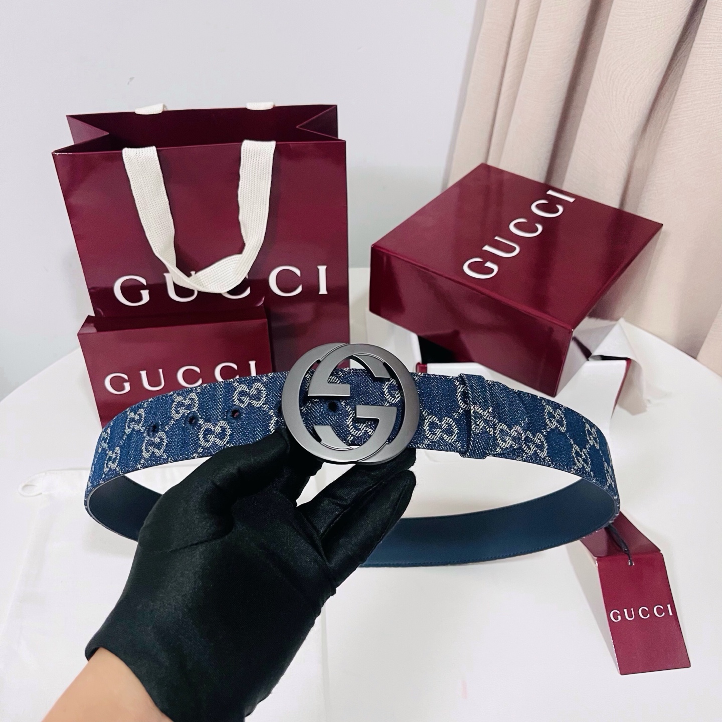 新款 Generation Gucci深入探究了品牌的档案编码，并将不同世代的设计元素融合为一体，形成一种独特的美学叙事