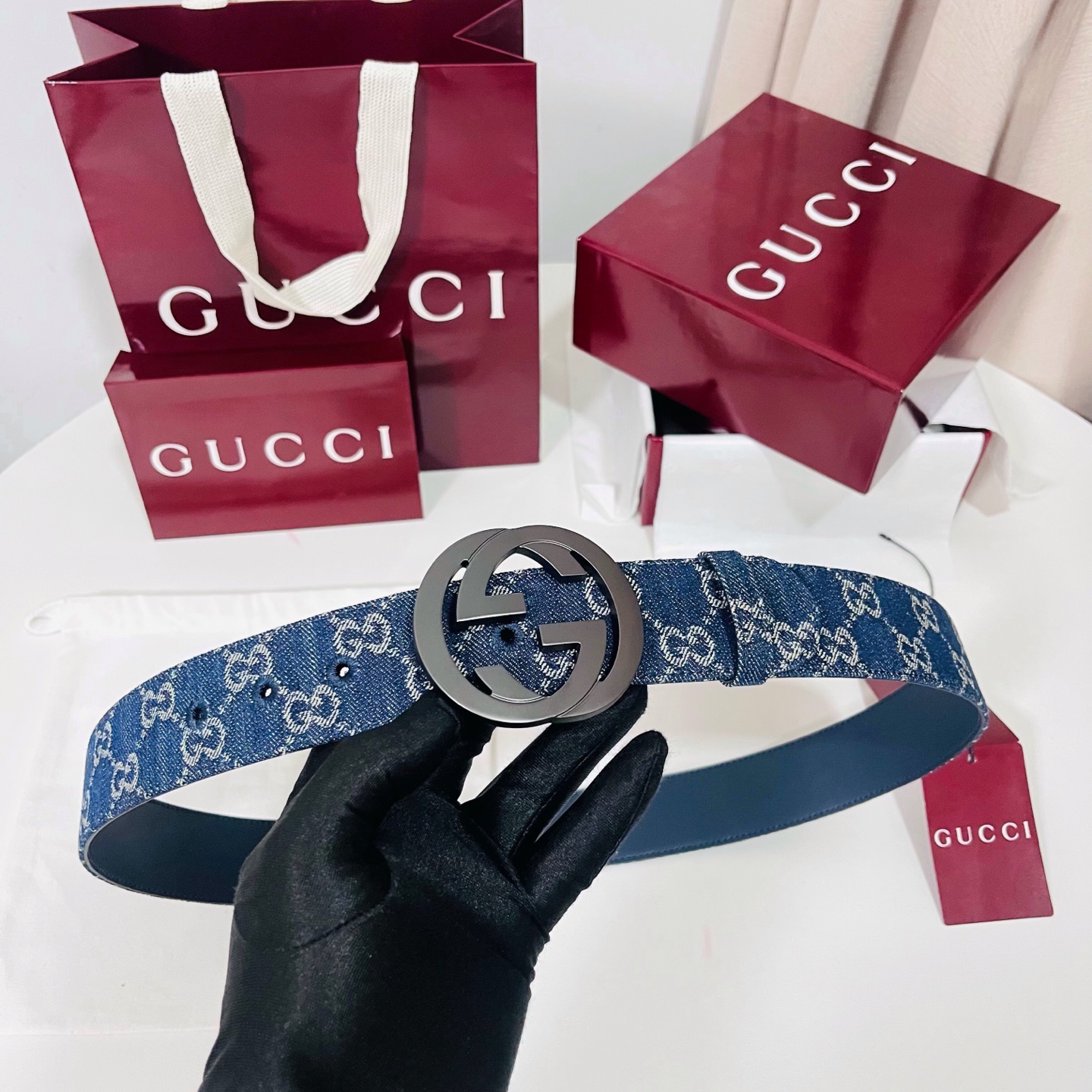 新款 Generation Gucci深入探究了品牌的档案编码，并将不同世代的设计元素融合为一体，形成一种独特的美学叙事