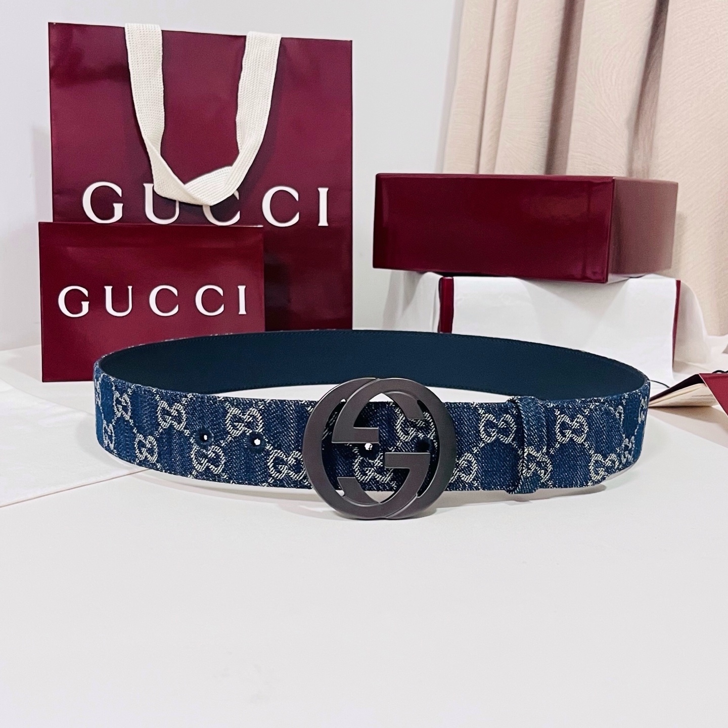 新款 Generation Gucci深入探究了品牌的档案编码，并将不同世代的设计元素融合为一体，形成一种独特的美学叙事