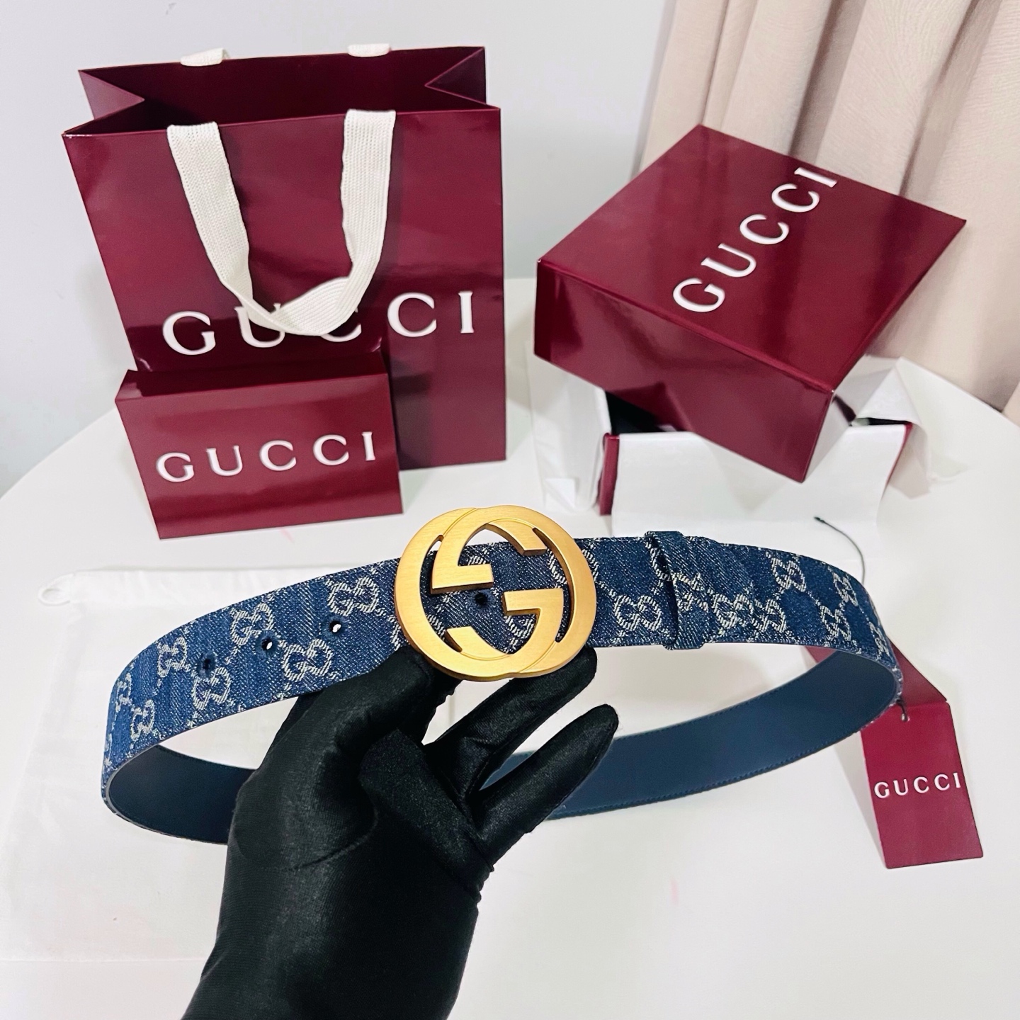 新款 Generation Gucci深入探究了品牌的档案编码，并将不同世代的设计元素融合为一体，形成一种独特的美学叙事