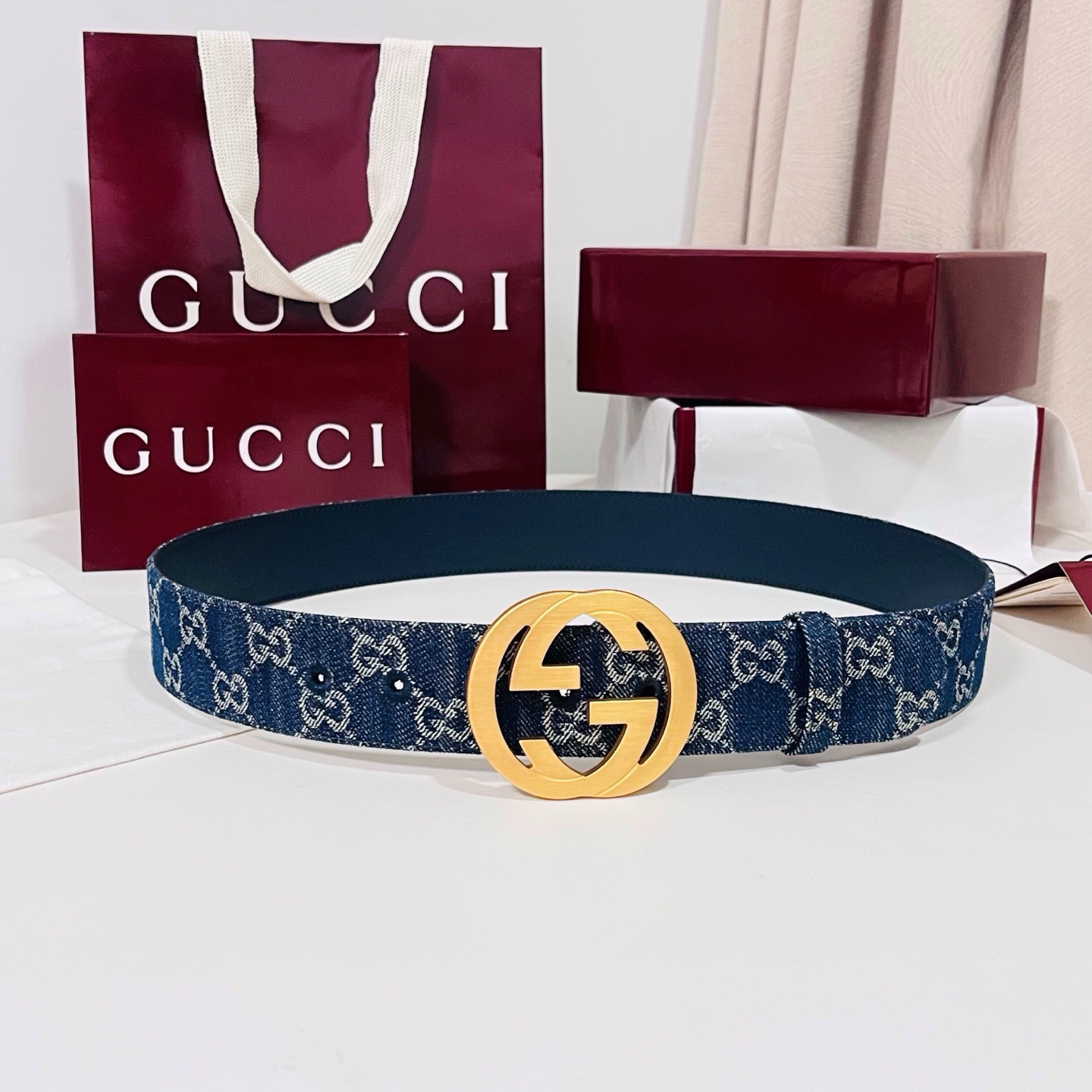 新款 Generation Gucci深入探究了品牌的档案编码，并将不同世代的设计元素融合为一体，形成一种独特的美学叙事