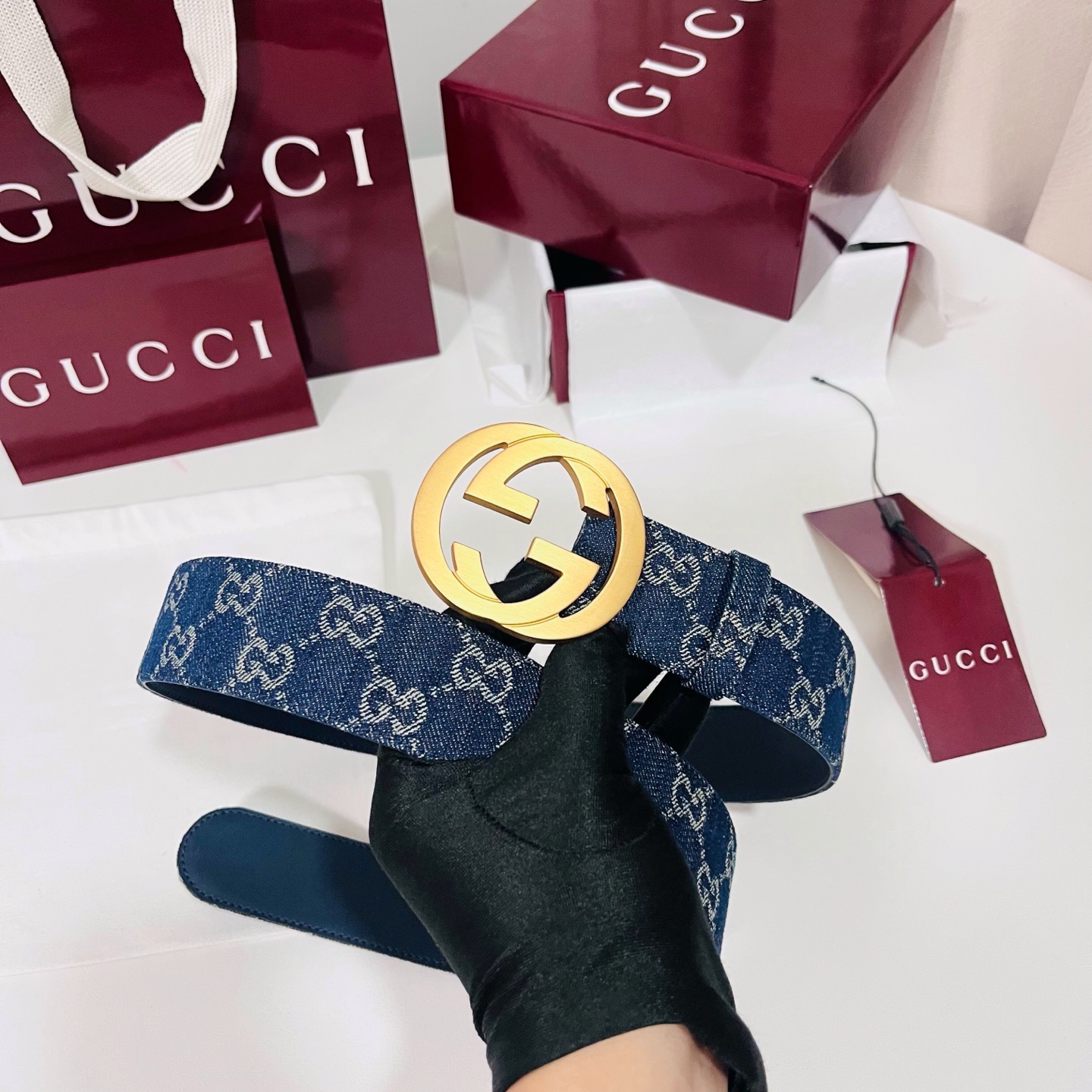 新款 Generation Gucci深入探究了品牌的档案编码，并将不同世代的设计元素融合为一体，形成一种独特的美学叙事