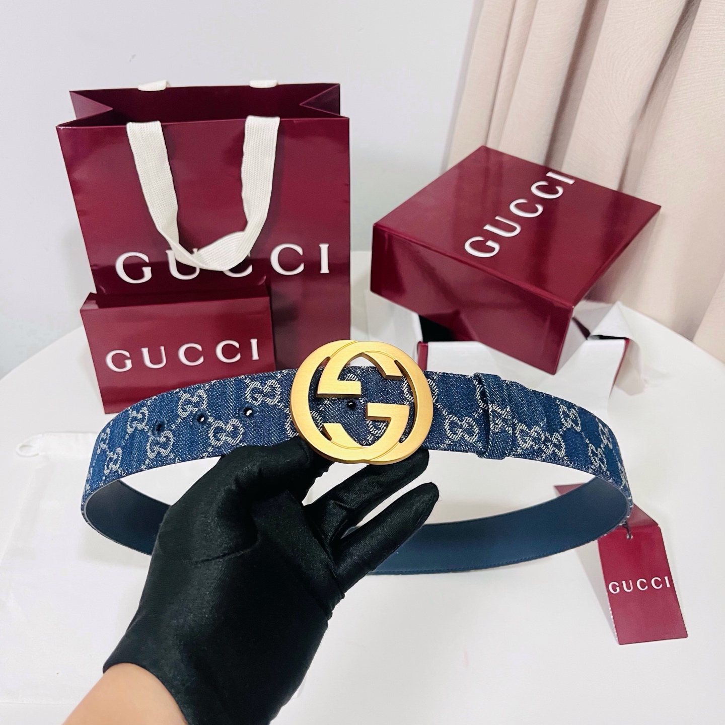 新款 Generation Gucci深入探究了品牌的档案编码，并将不同世代的设计元素融合为一体，形成一种独特的美学叙事