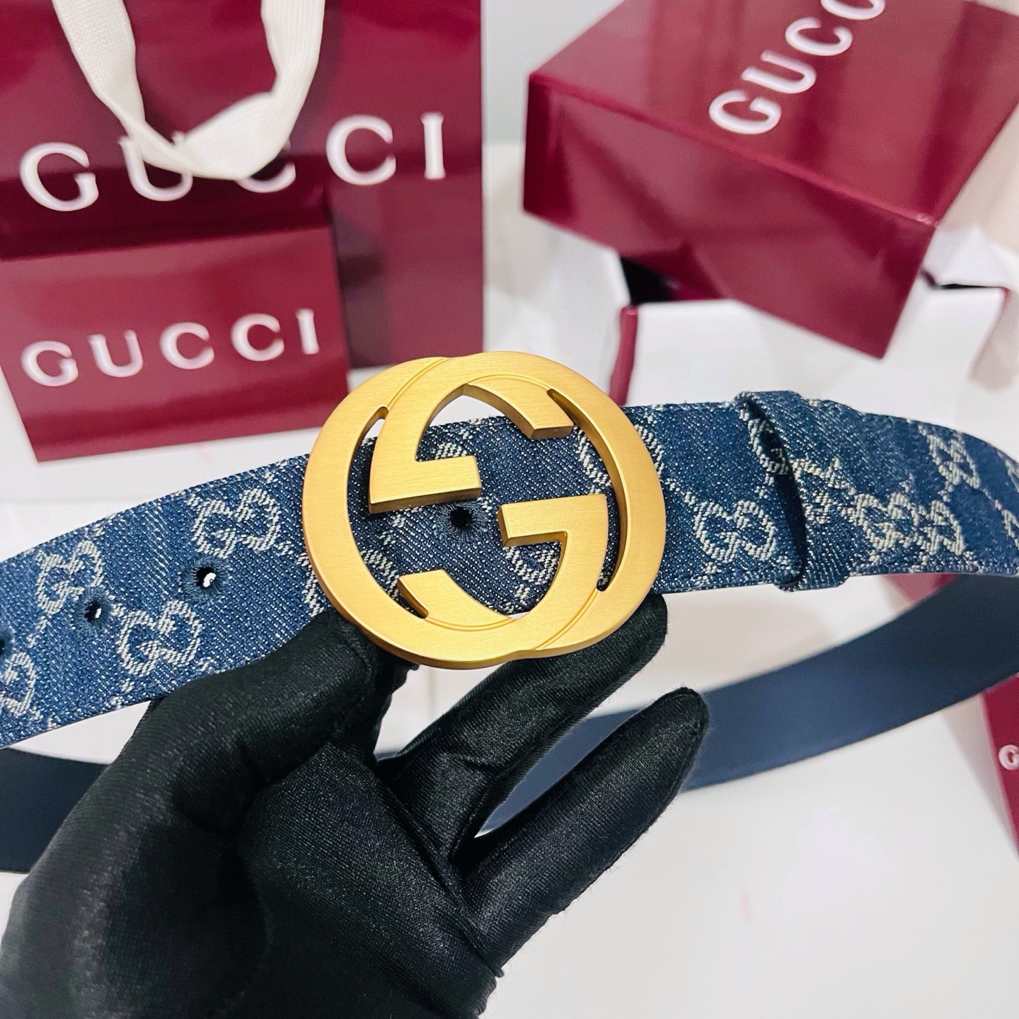 新款 Generation Gucci深入探究了品牌的档案编码，并将不同世代的设计元素融合为一体，形成一种独特的美学叙事