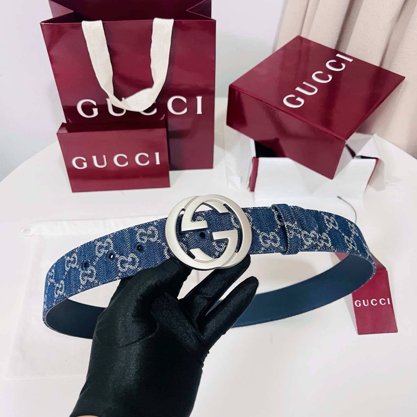新款 Generation Gucci深入探究了品牌的档案编码，并将不同世代的设计元素融合为一体，形成一种独特的美学叙事