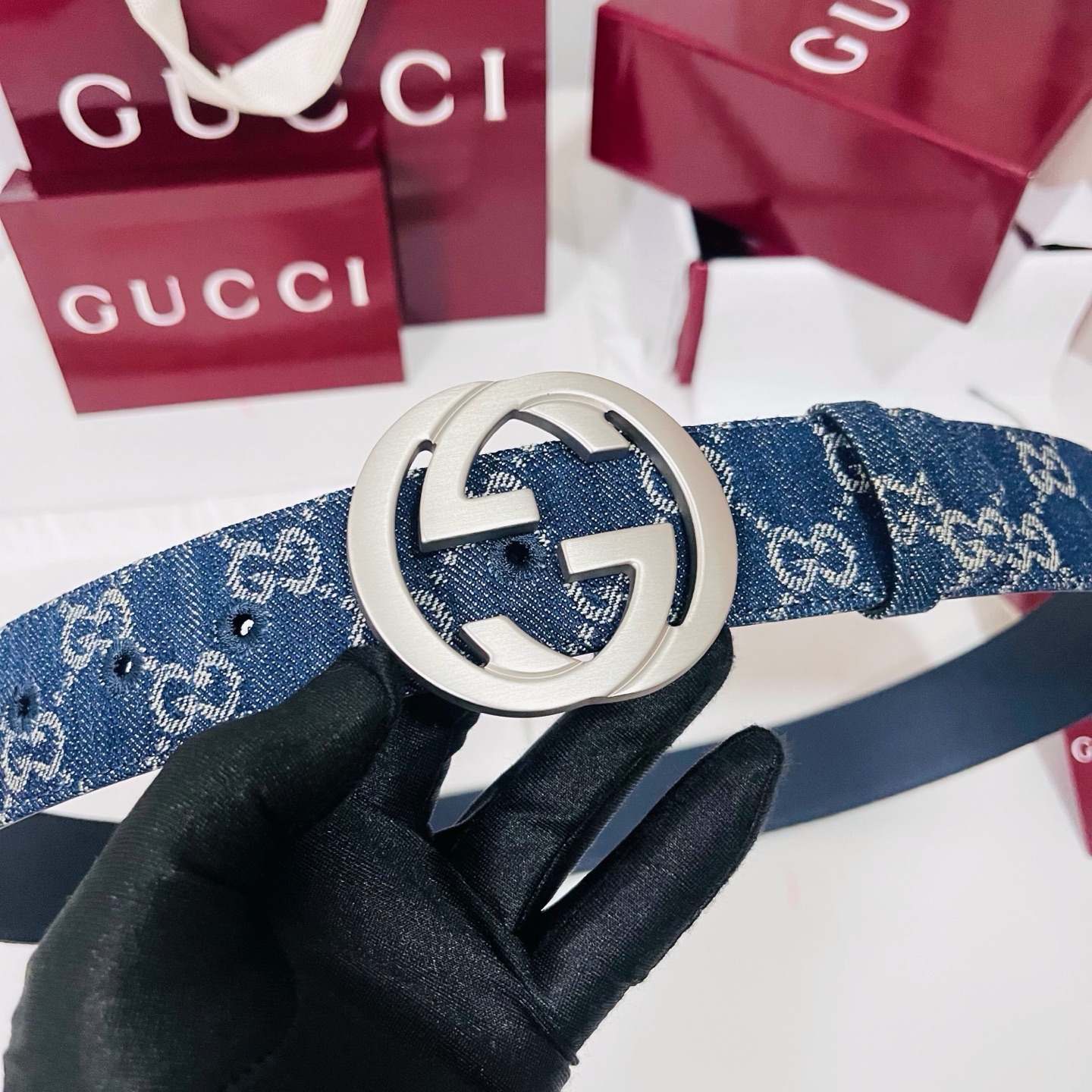 新款 Generation Gucci深入探究了品牌的档案编码，并将不同世代的设计元素融合为一体，形成一种独特的美学叙事