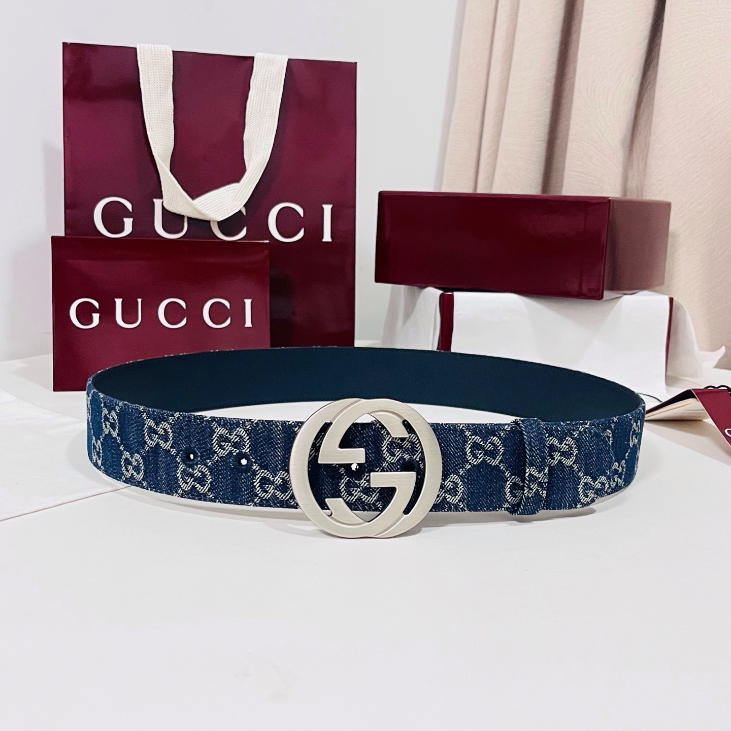 新款 Generation Gucci深入探究了品牌的档案编码，并将不同世代的设计元素融合为一体，形成一种独特的美学叙事