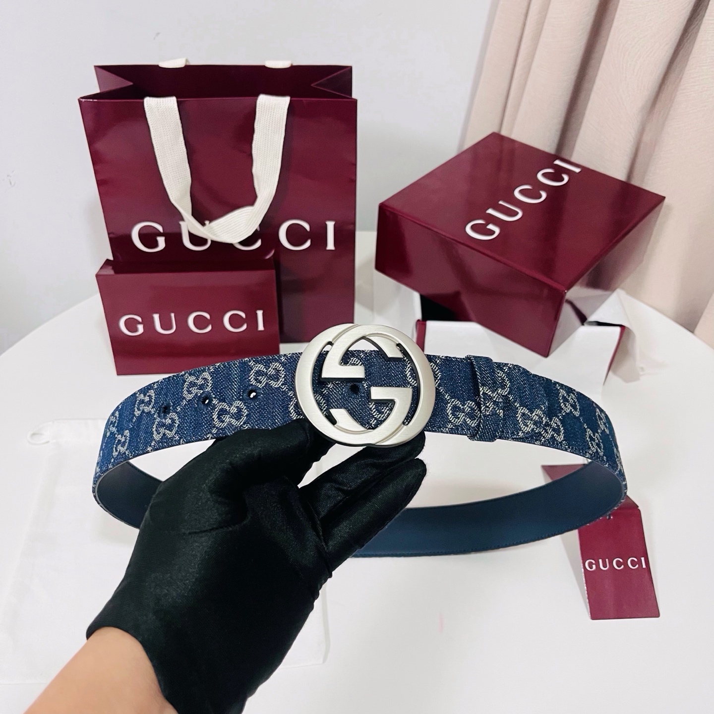 新款 Generation Gucci深入探究了品牌的档案编码，并将不同世代的设计元素融合为一体，形成一种独特的美学叙事
