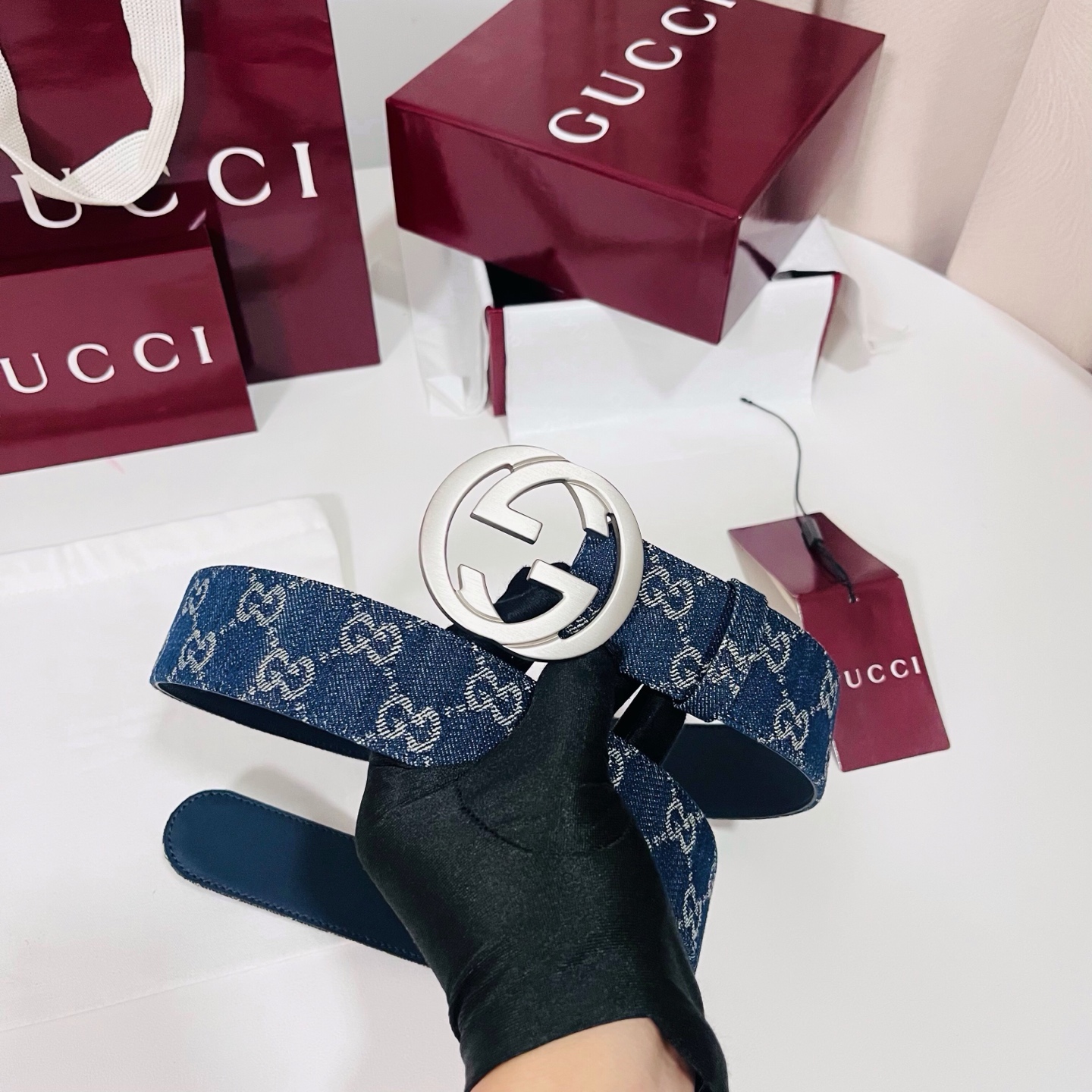 新款 Generation Gucci深入探究了品牌的档案编码，并将不同世代的设计元素融合为一体，形成一种独特的美学叙事