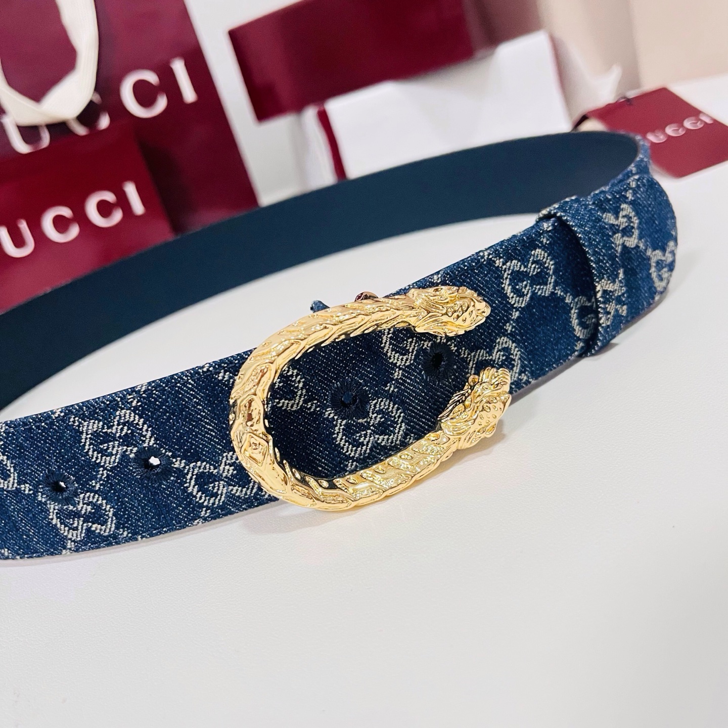 新款 Generation Gucci深入探究了品牌的档案编码，并将不同世代的设计元素融合为一体，形成一种独特的美学叙事