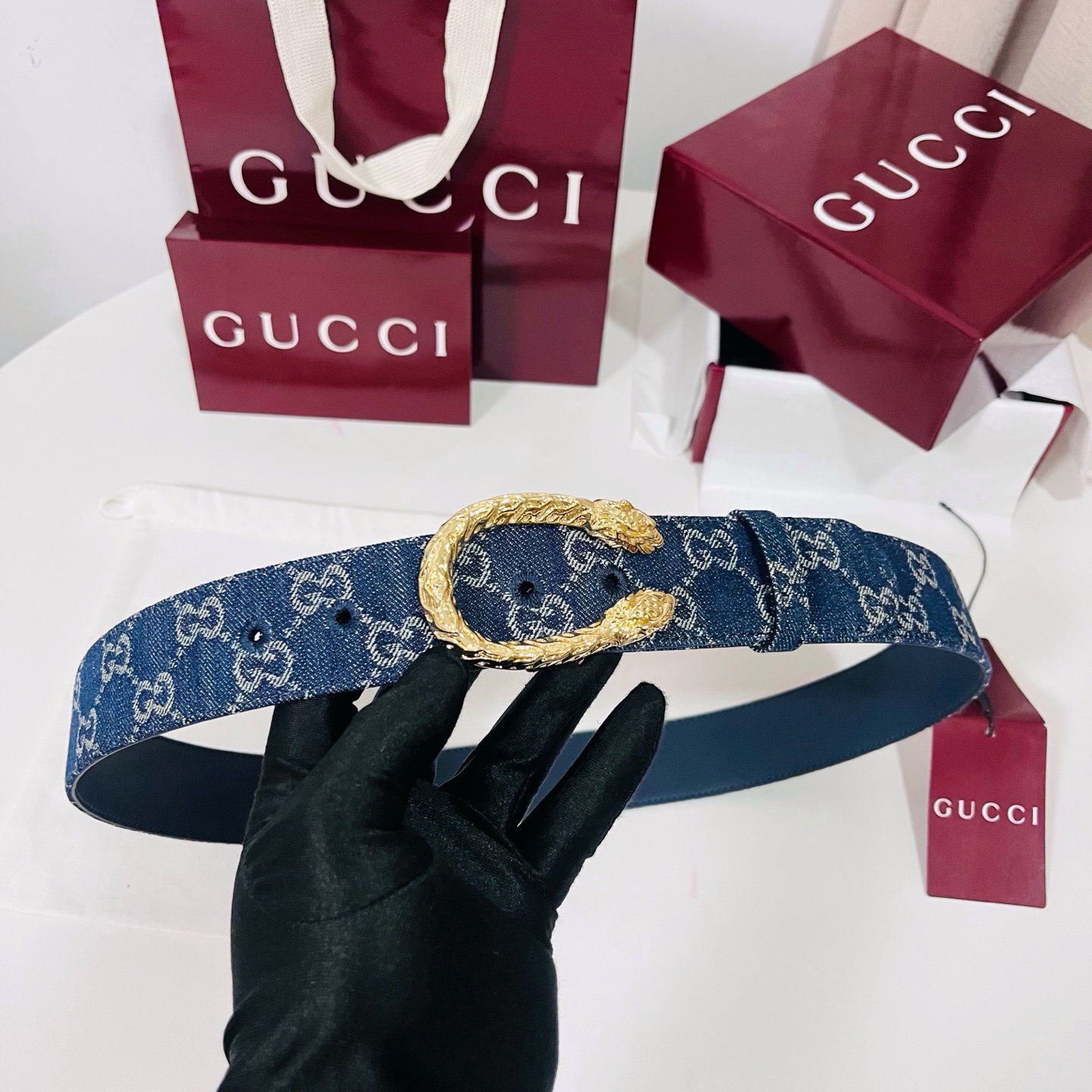新款 Generation Gucci深入探究了品牌的档案编码，并将不同世代的设计元素融合为一体，形成一种独特的美学叙事