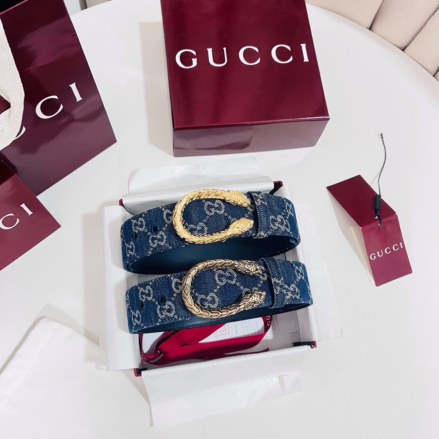新款 Generation Gucci深入探究了品牌的档案编码，并将不同世代的设计元素融合为一体，形成一种独特的美学叙事