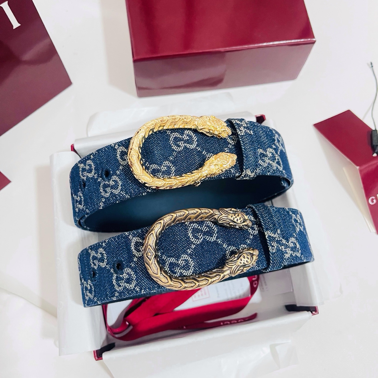 新款 Generation Gucci深入探究了品牌的档案编码，并将不同世代的设计元素融合为一体，形成一种独特的美学叙事