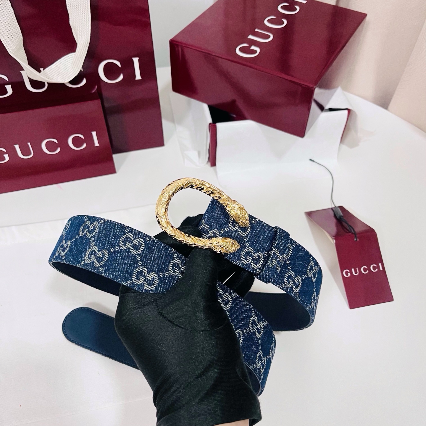 新款 Generation Gucci深入探究了品牌的档案编码，并将不同世代的设计元素融合为一体，形成一种独特的美学叙事