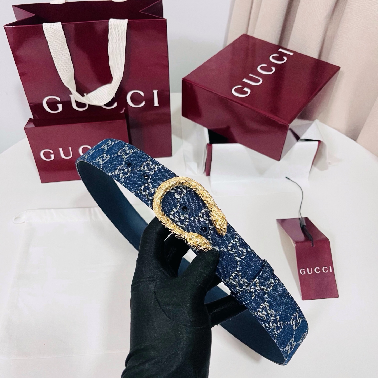 新款 Generation Gucci深入探究了品牌的档案编码，并将不同世代的设计元素融合为一体，形成一种独特的美学叙事