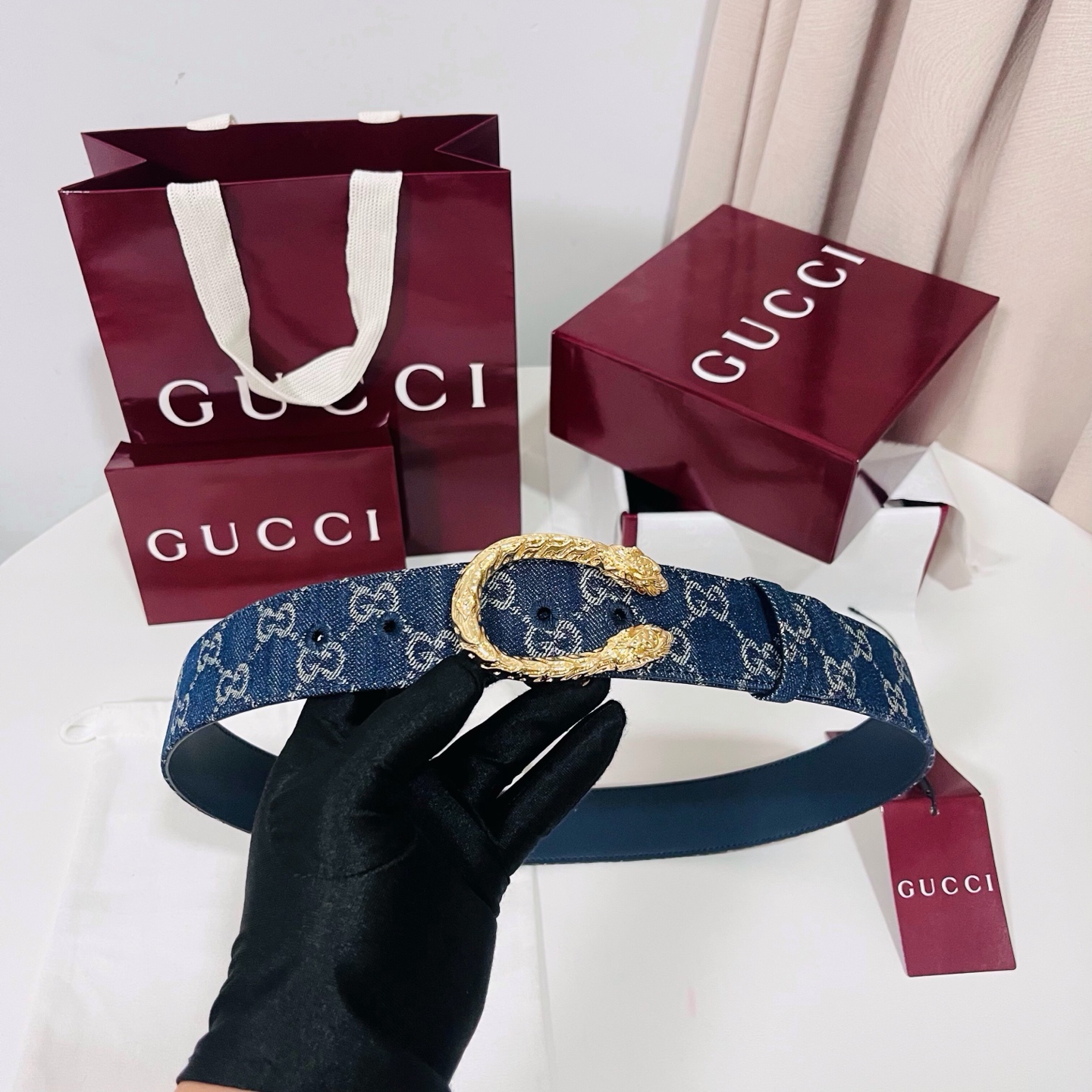 新款 Generation Gucci深入探究了品牌的档案编码，并将不同世代的设计元素融合为一体，形成一种独特的美学叙事