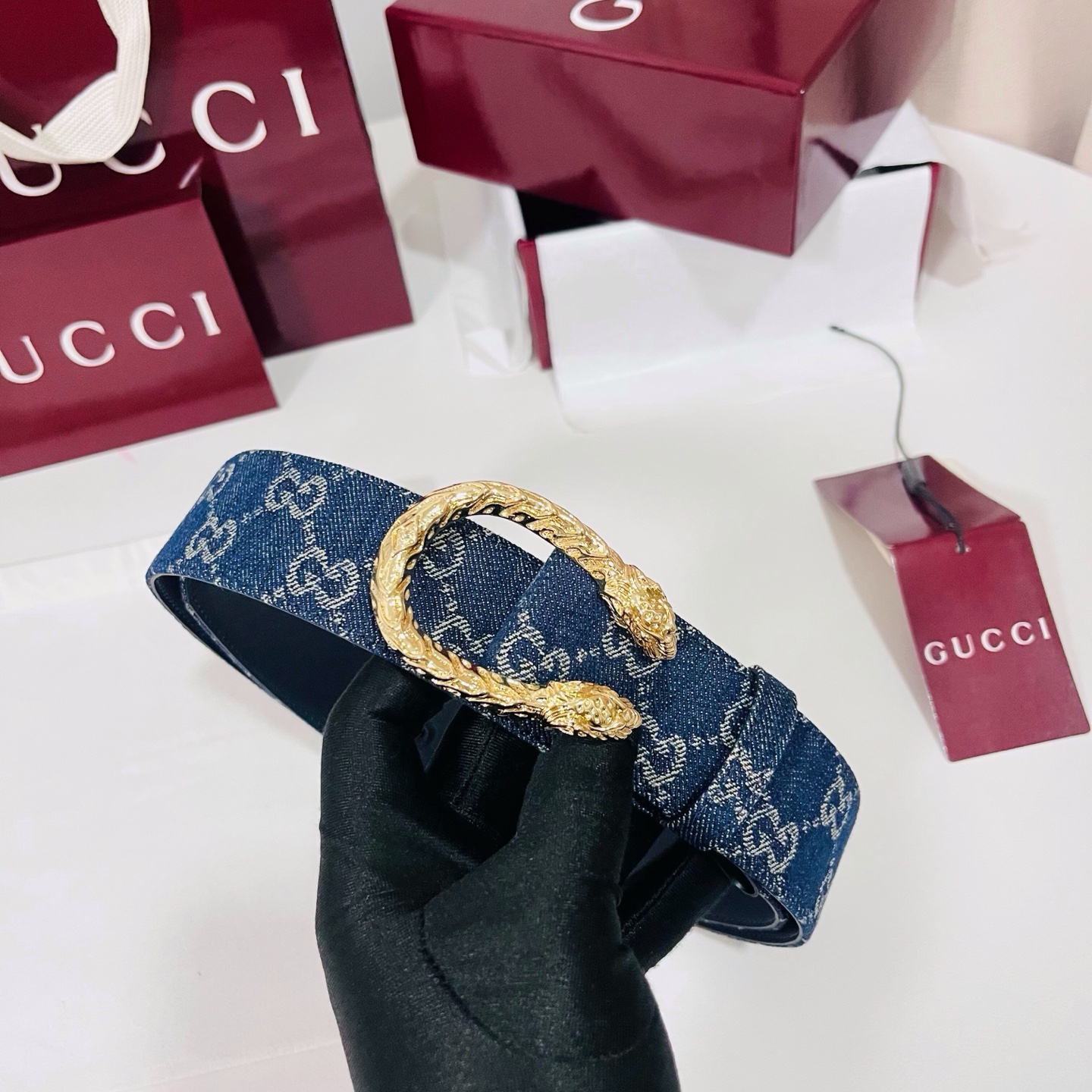 新款 Generation Gucci深入探究了品牌的档案编码，并将不同世代的设计元素融合为一体，形成一种独特的美学叙事