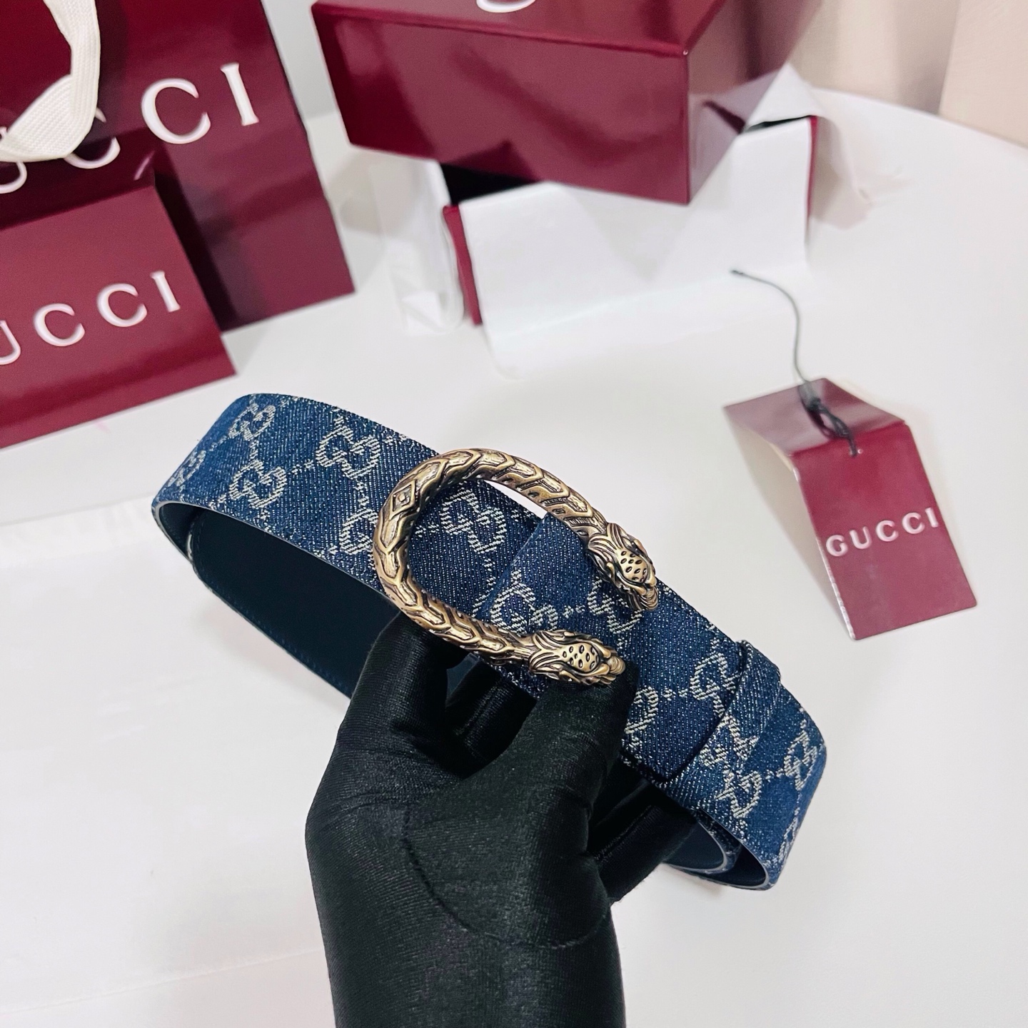 新款 Generation Gucci深入探究了品牌的档案编码，并将不同世代的设计元素融合为一体，形成一种独特的美学叙事