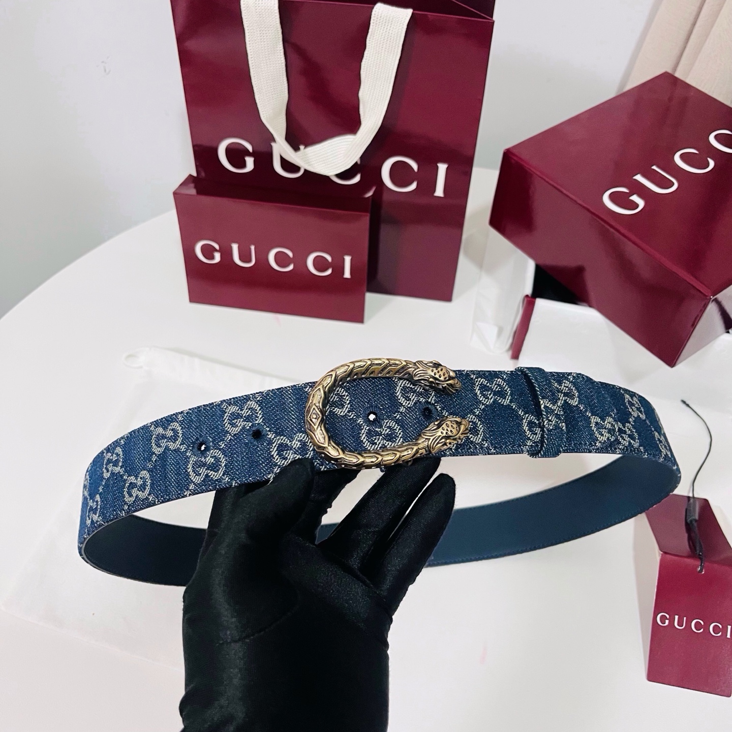 新款 Generation Gucci深入探究了品牌的档案编码，并将不同世代的设计元素融合为一体，形成一种独特的美学叙事