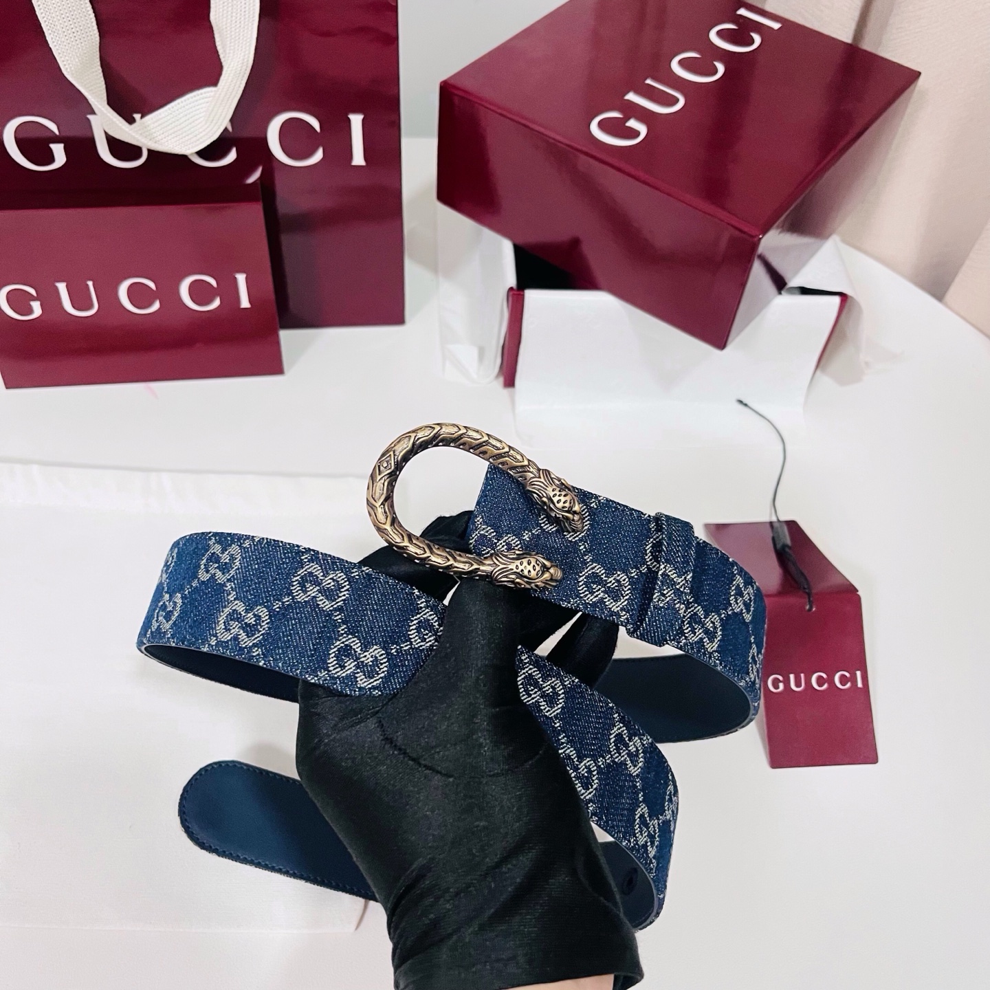新款 Generation Gucci深入探究了品牌的档案编码，并将不同世代的设计元素融合为一体，形成一种独特的美学叙事