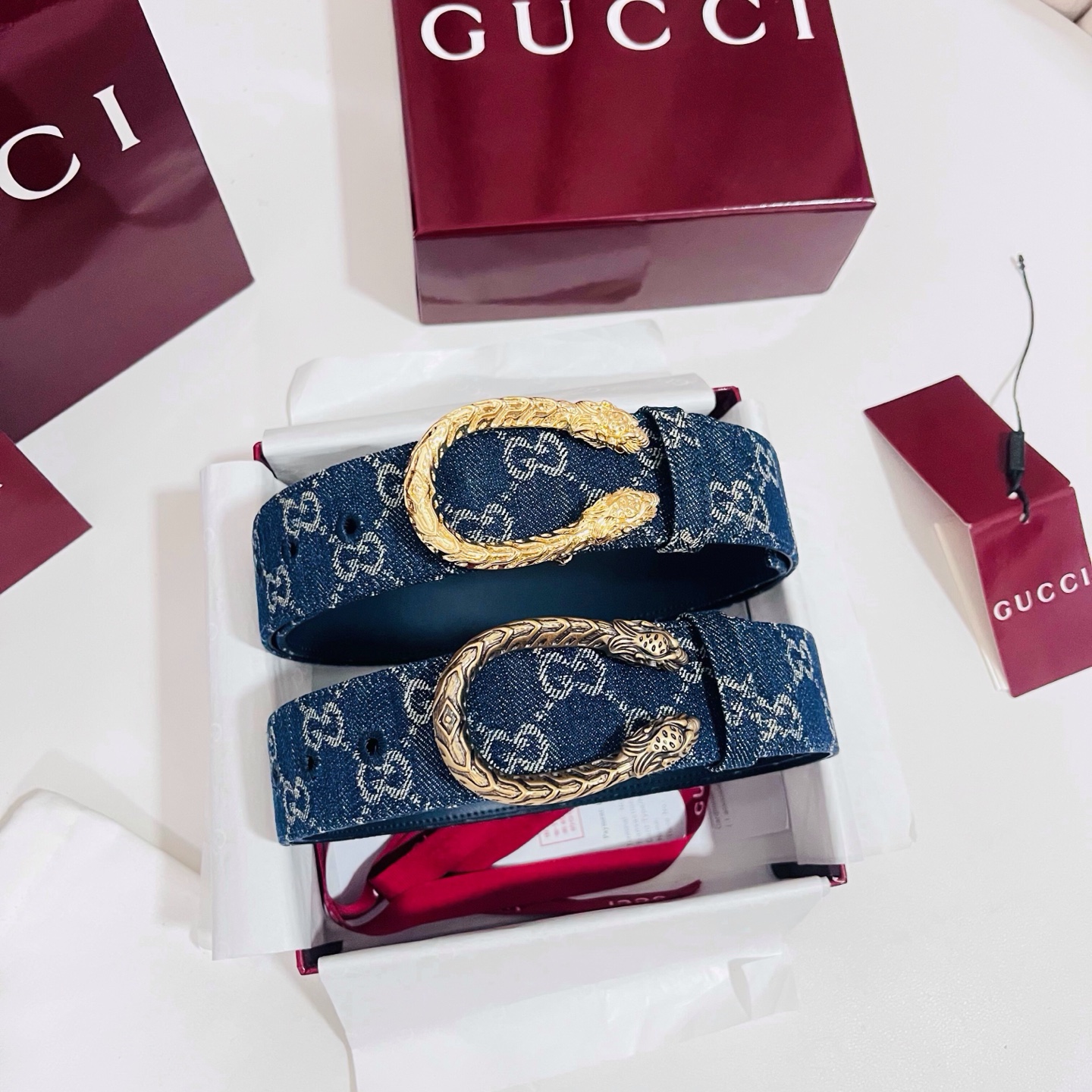 新款 Generation Gucci深入探究了品牌的档案编码，并将不同世代的设计元素融合为一体，形成一种独特的美学叙事