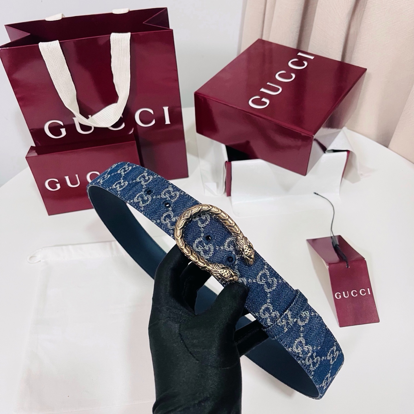 新款 Generation Gucci深入探究了品牌的档案编码，并将不同世代的设计元素融合为一体，形成一种独特的美学叙事