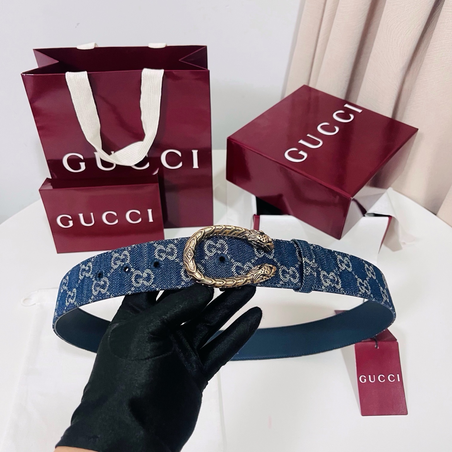 新款 Generation Gucci深入探究了品牌的档案编码，并将不同世代的设计元素融合为一体，形成一种独特的美学叙事