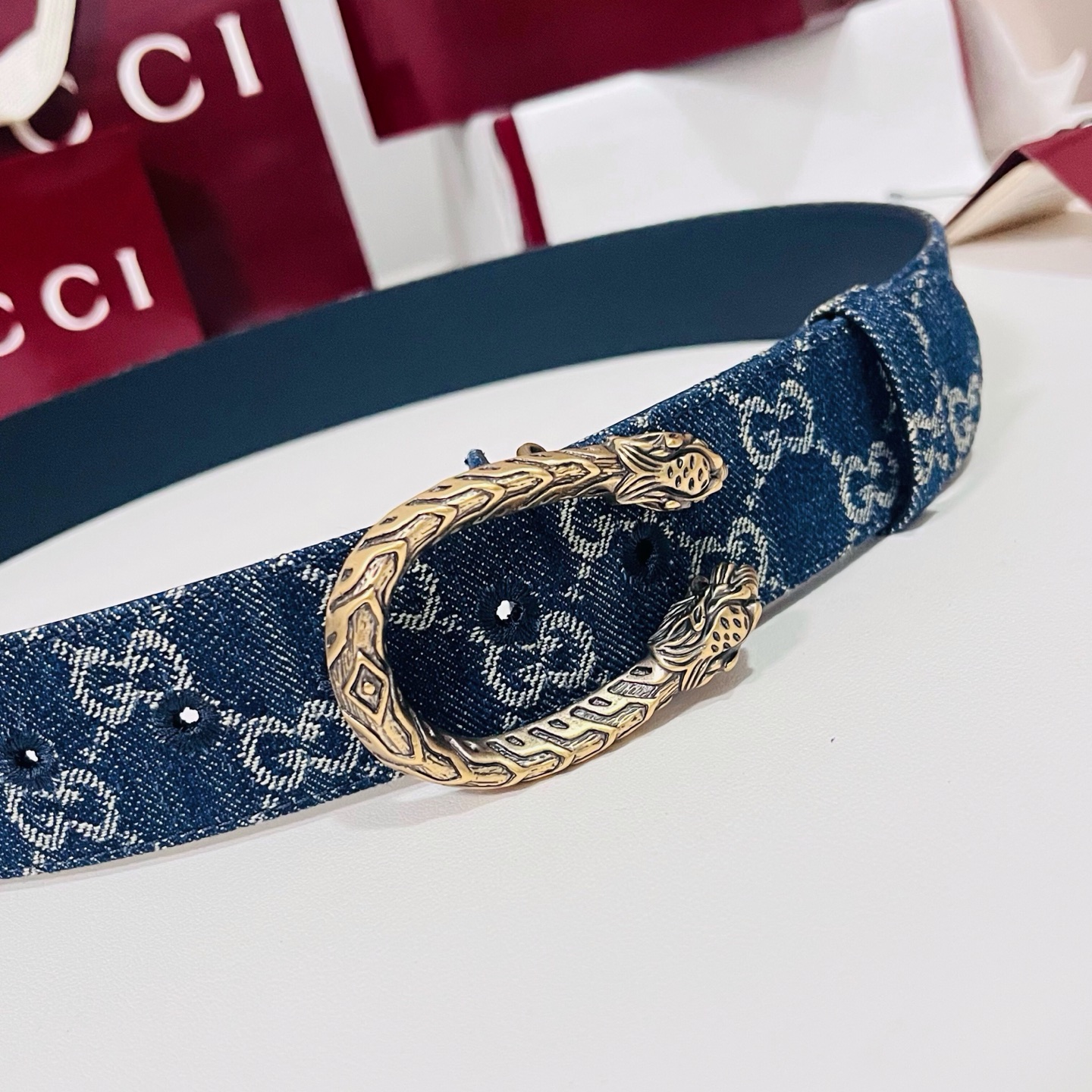新款 Generation Gucci深入探究了品牌的档案编码，并将不同世代的设计元素融合为一体，形成一种独特的美学叙事