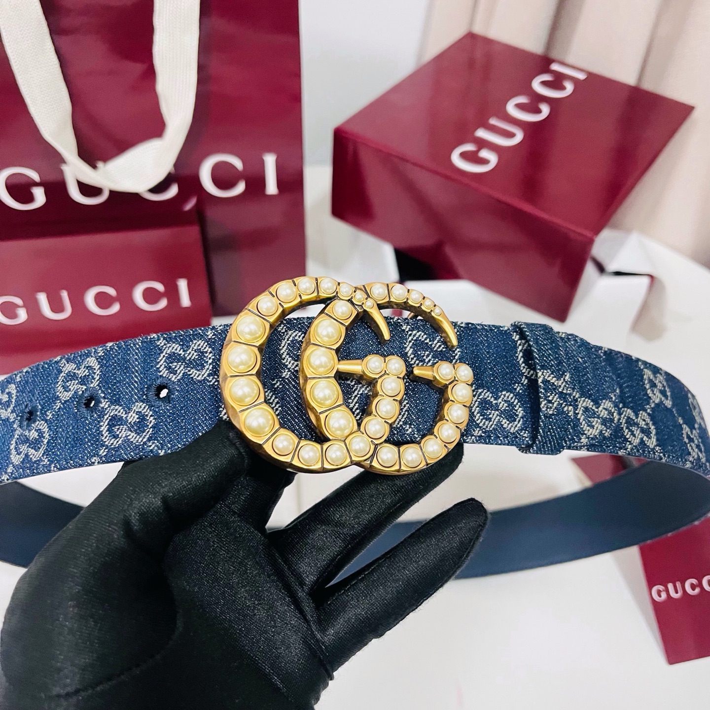 新款 Generation Gucci深入探究了品牌的档案编码，并将不同世代的设计元素融合为一体，形成一种独特的美学叙事