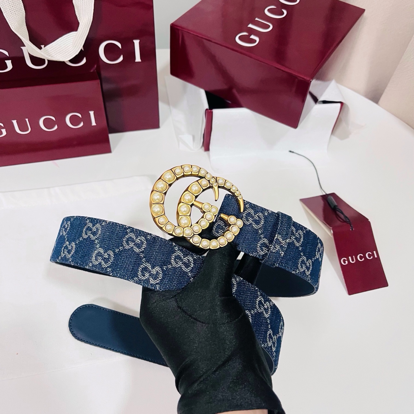 新款 Generation Gucci深入探究了品牌的档案编码，并将不同世代的设计元素融合为一体，形成一种独特的美学叙事