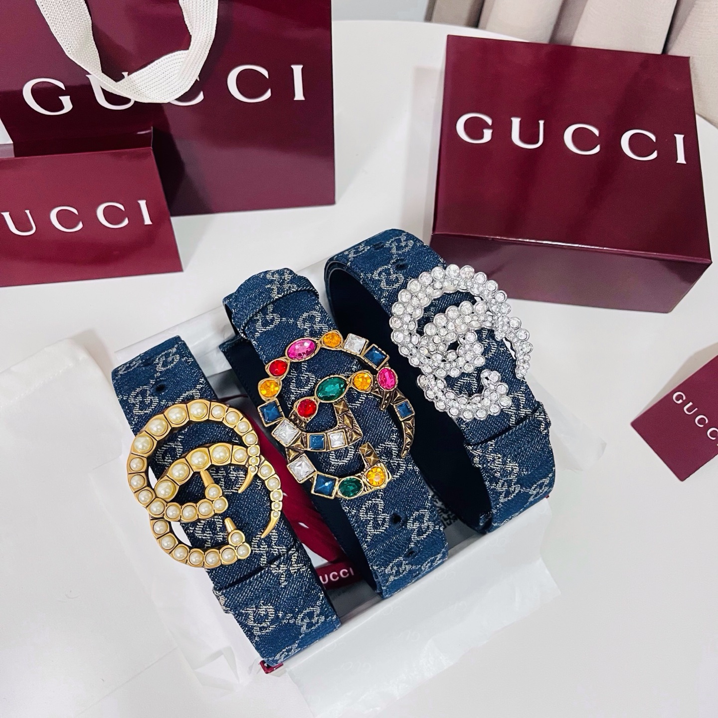 新款 Generation Gucci深入探究了品牌的档案编码，并将不同世代的设计元素融合为一体，形成一种独特的美学叙事
