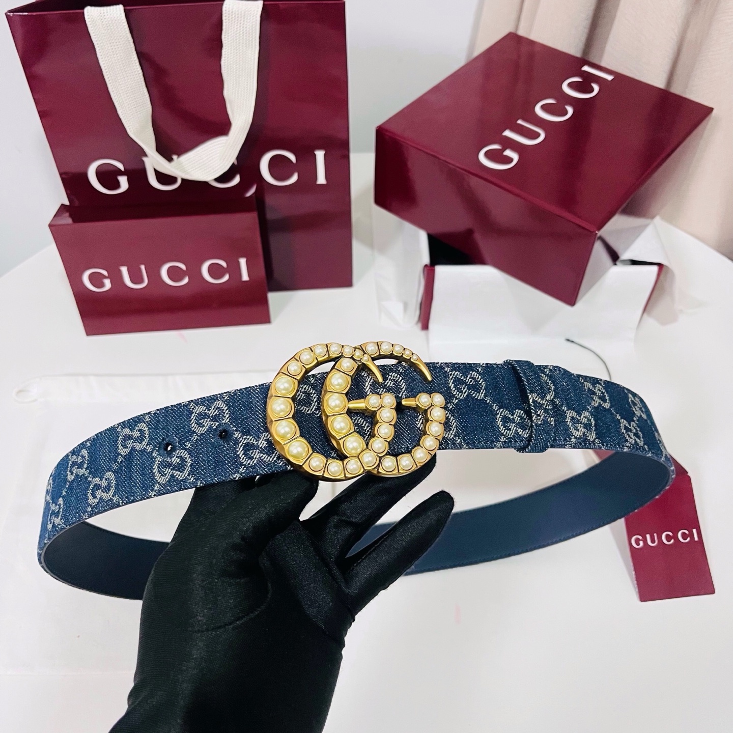新款 Generation Gucci深入探究了品牌的档案编码，并将不同世代的设计元素融合为一体，形成一种独特的美学叙事