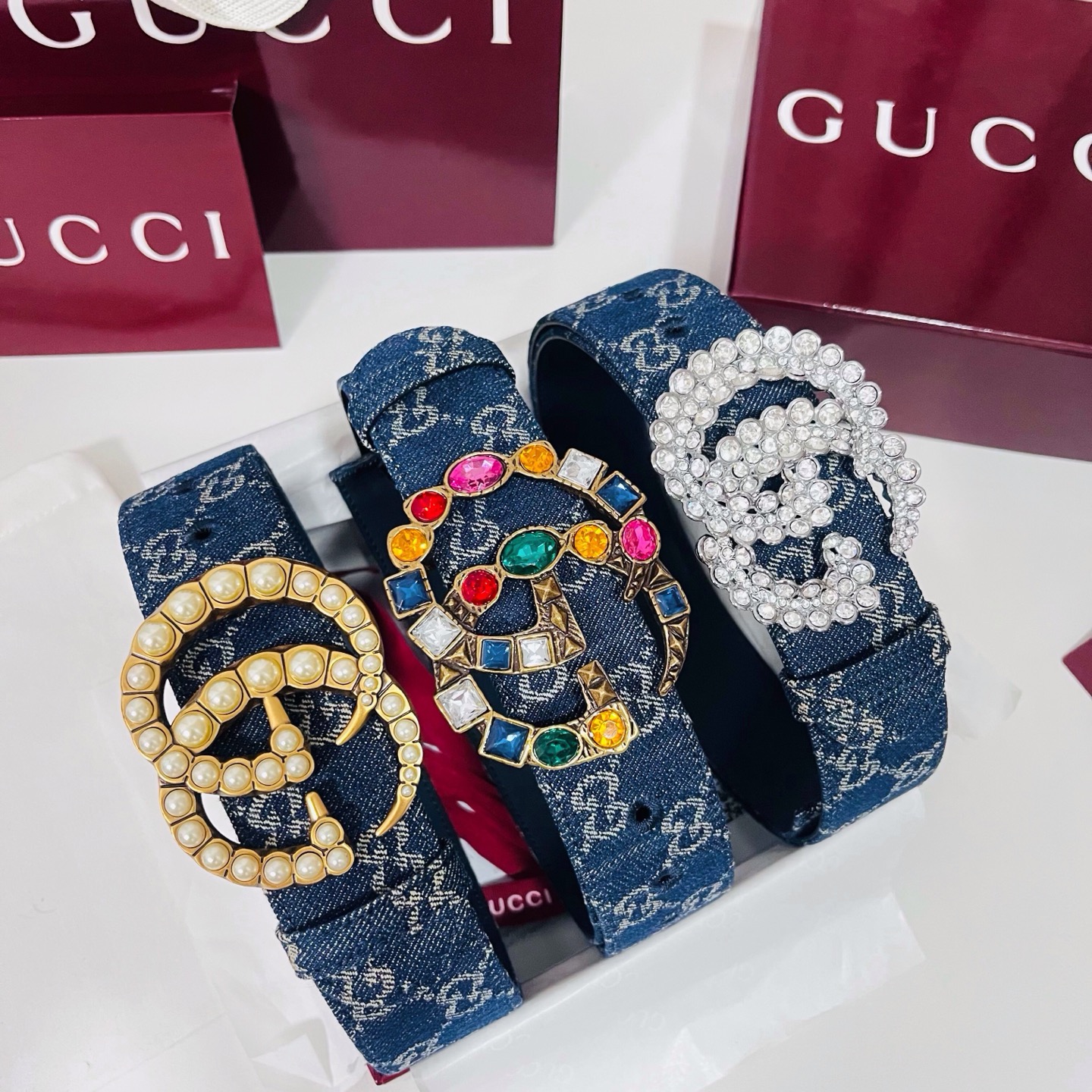 新款 Generation Gucci深入探究了品牌的档案编码，并将不同世代的设计元素融合为一体，形成一种独特的美学叙事
