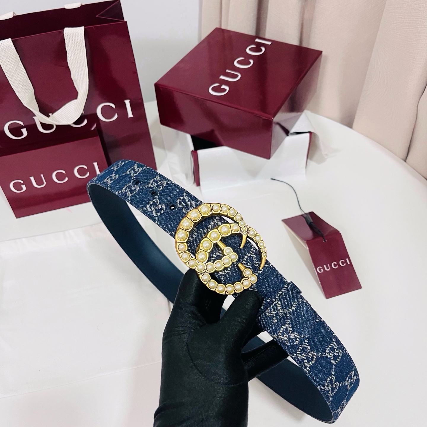 新款 Generation Gucci深入探究了品牌的档案编码，并将不同世代的设计元素融合为一体，形成一种独特的美学叙事