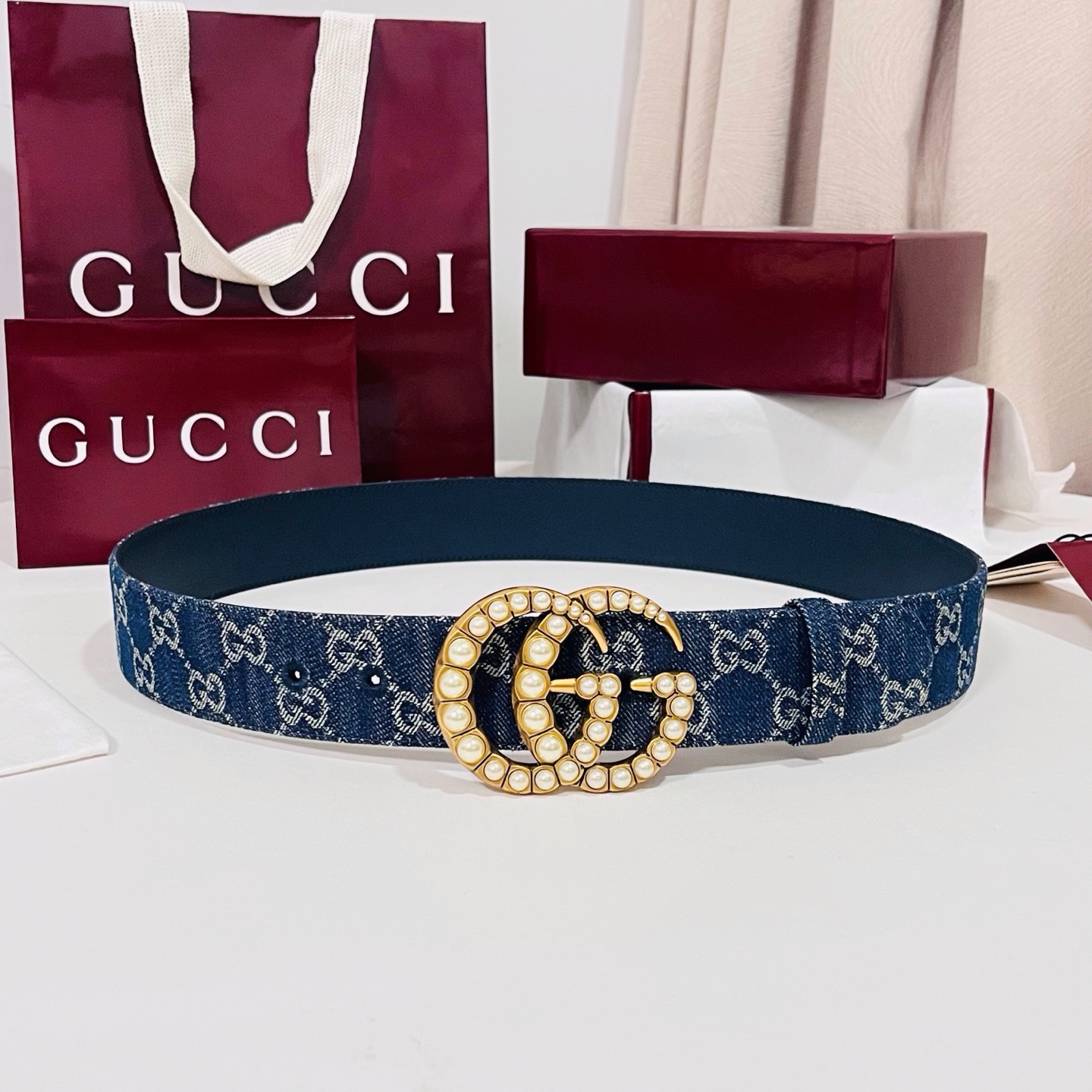 新款 Generation Gucci深入探究了品牌的档案编码，并将不同世代的设计元素融合为一体，形成一种独特的美学叙事