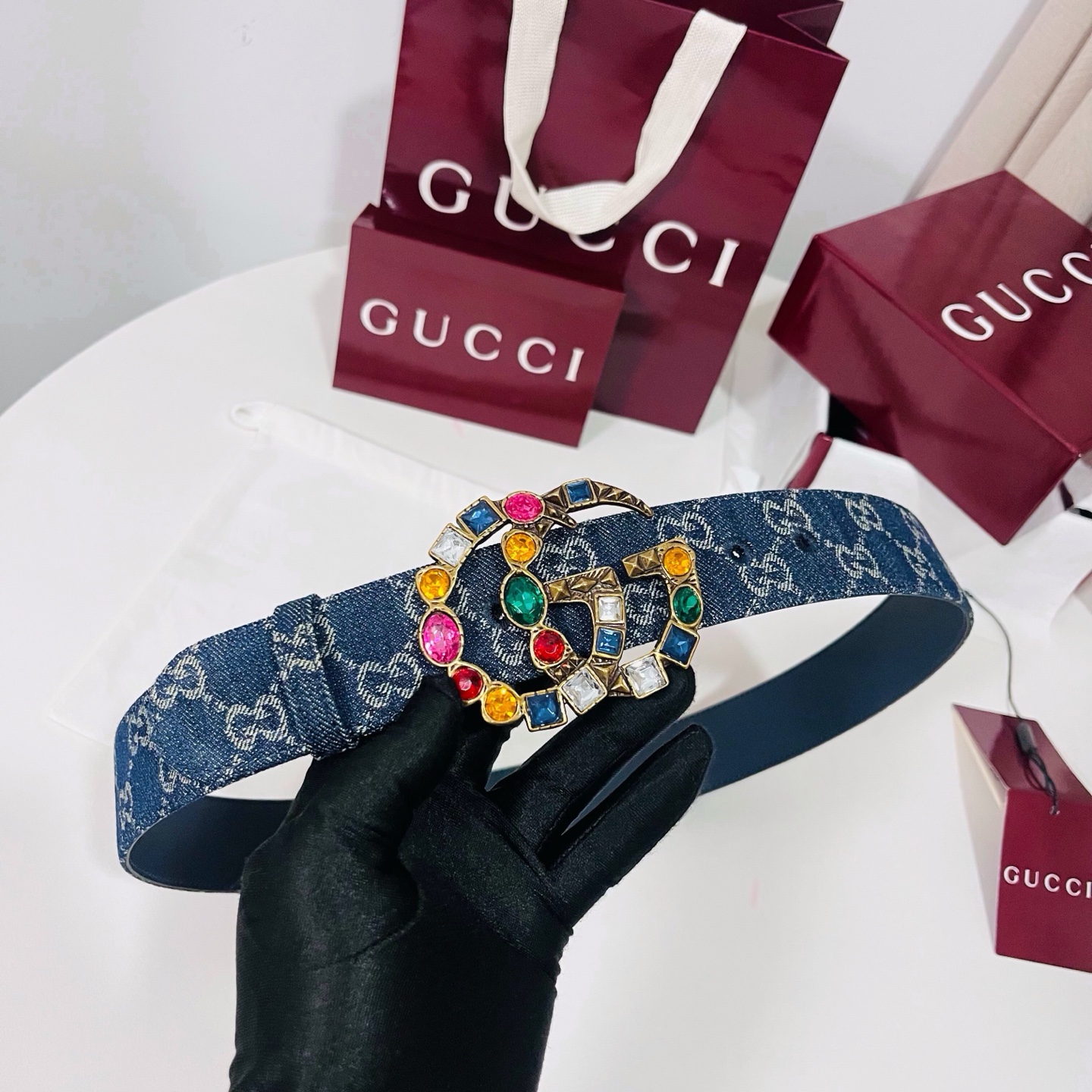新款 Generation Gucci深入探究了品牌的档案编码，并将不同世代的设计元素融合为一体，形成一种独特的美学叙事