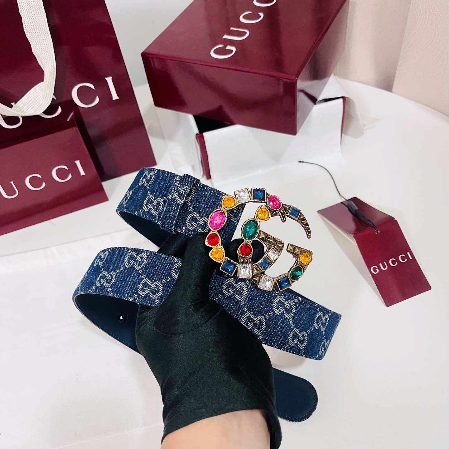 新款 Generation Gucci深入探究了品牌的档案编码，并将不同世代的设计元素融合为一体，形成一种独特的美学叙事