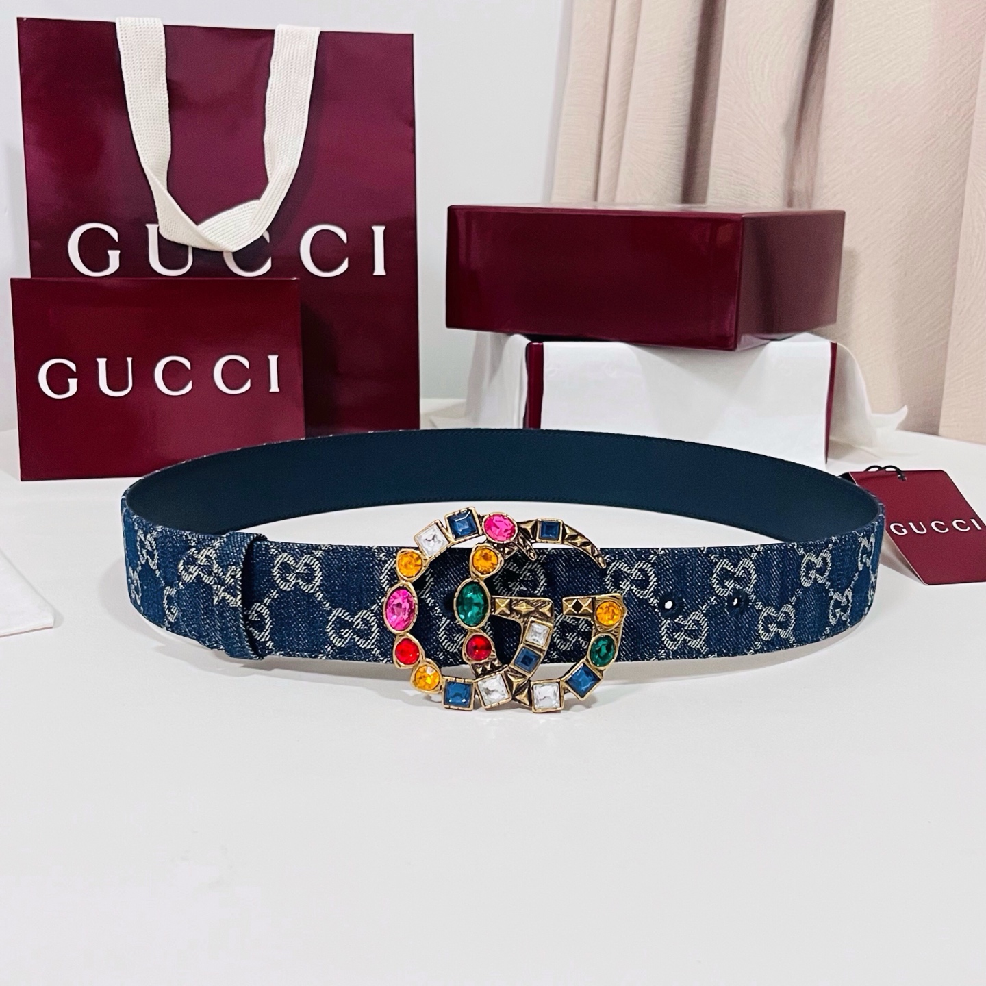 新款 Generation Gucci深入探究了品牌的档案编码，并将不同世代的设计元素融合为一体，形成一种独特的美学叙事
