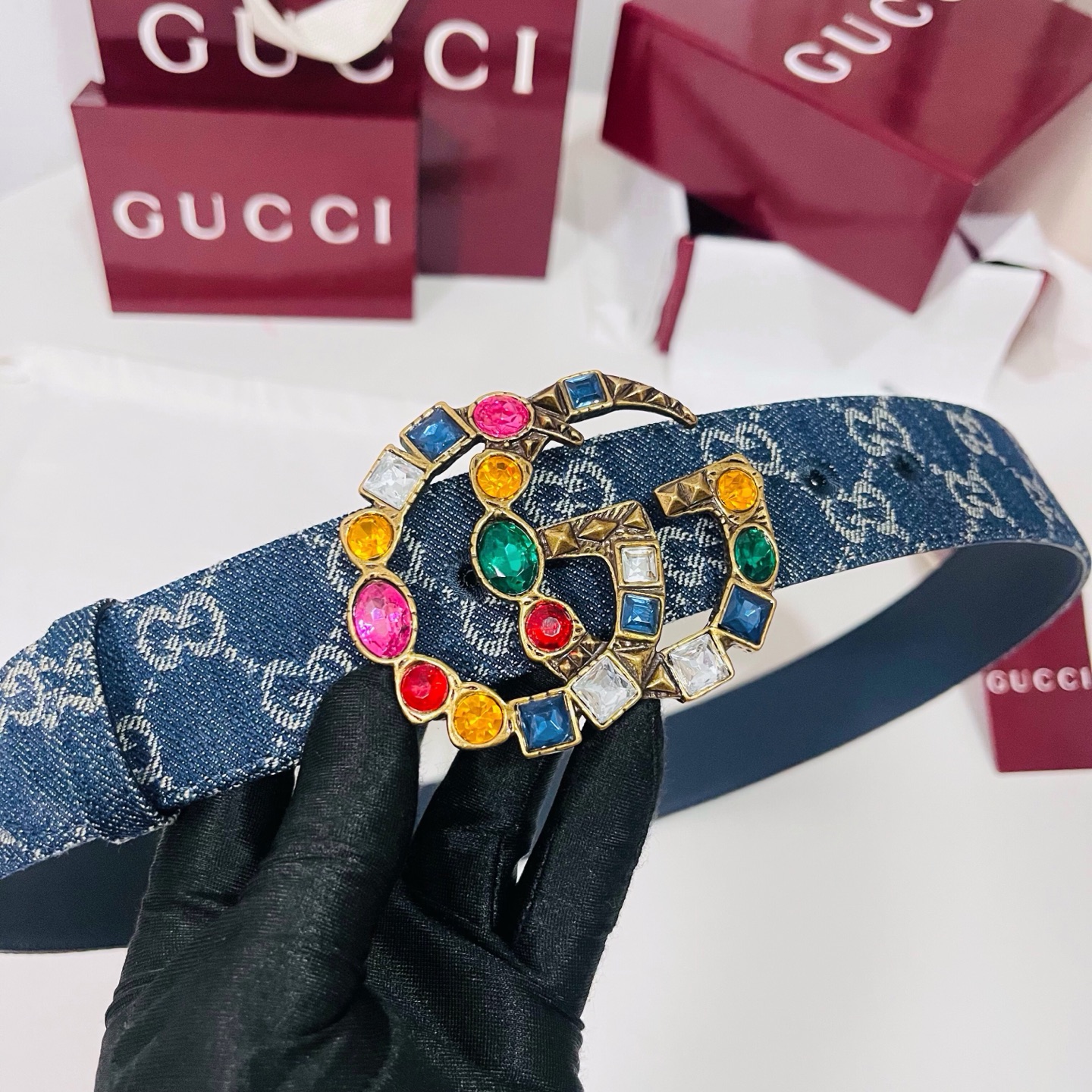 新款 Generation Gucci深入探究了品牌的档案编码，并将不同世代的设计元素融合为一体，形成一种独特的美学叙事
