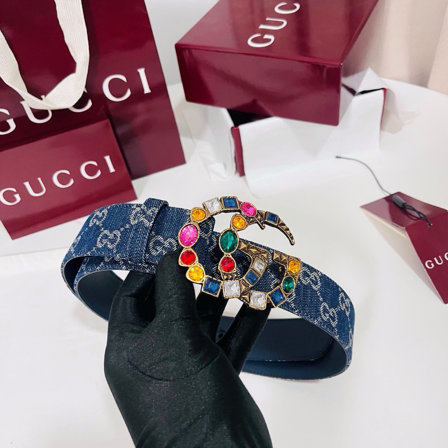 新款 Generation Gucci深入探究了品牌的档案编码，并将不同世代的设计元素融合为一体，形成一种独特的美学叙事