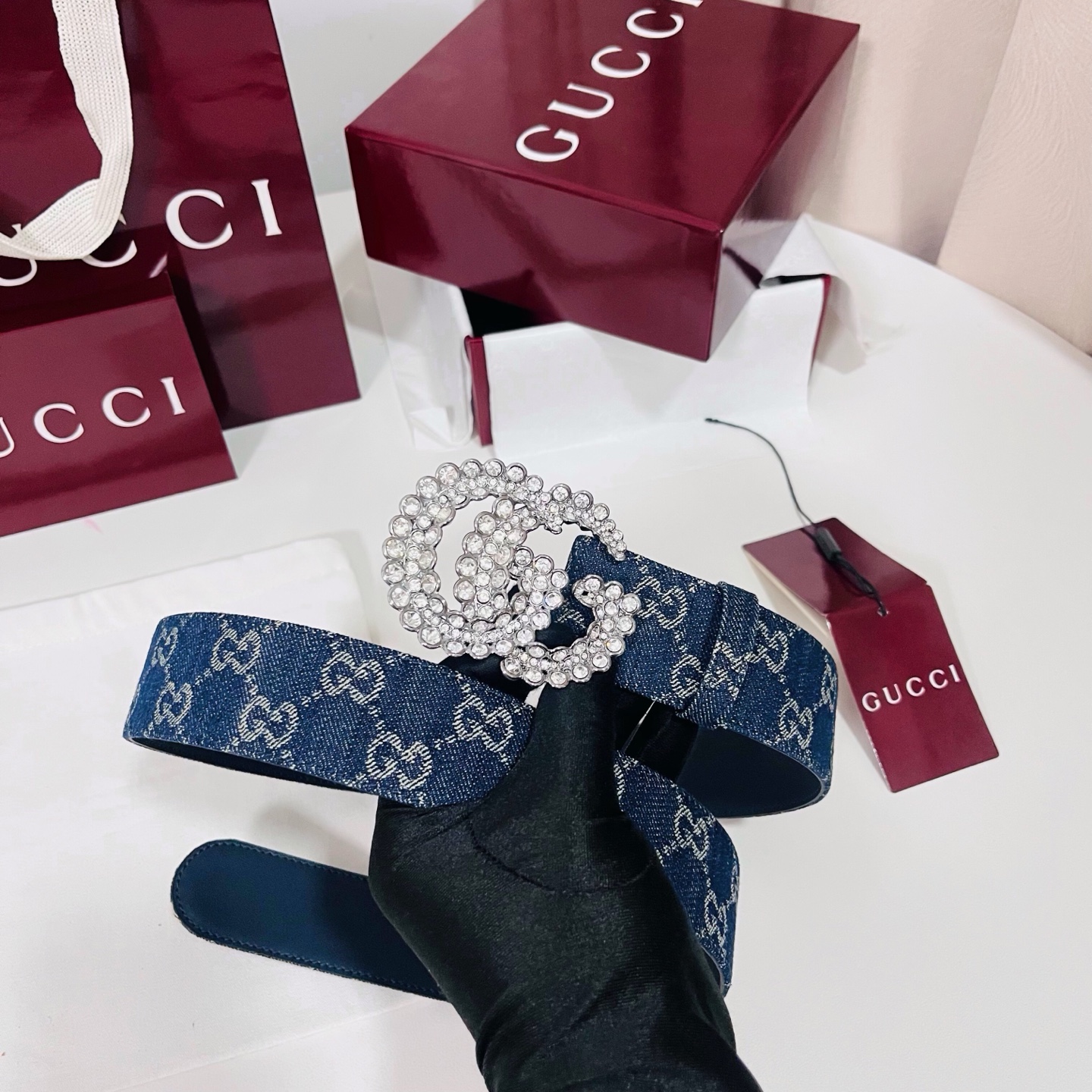 新款 Generation Gucci深入探究了品牌的档案编码，并将不同世代的设计元素融合为一体，形成一种独特的美学叙事