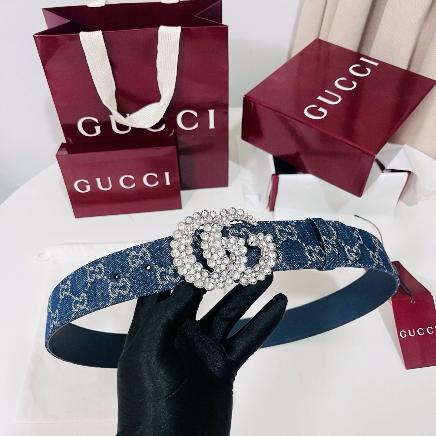 新款 Generation Gucci深入探究了品牌的档案编码，并将不同世代的设计元素融合为一体，形成一种独特的美学叙事