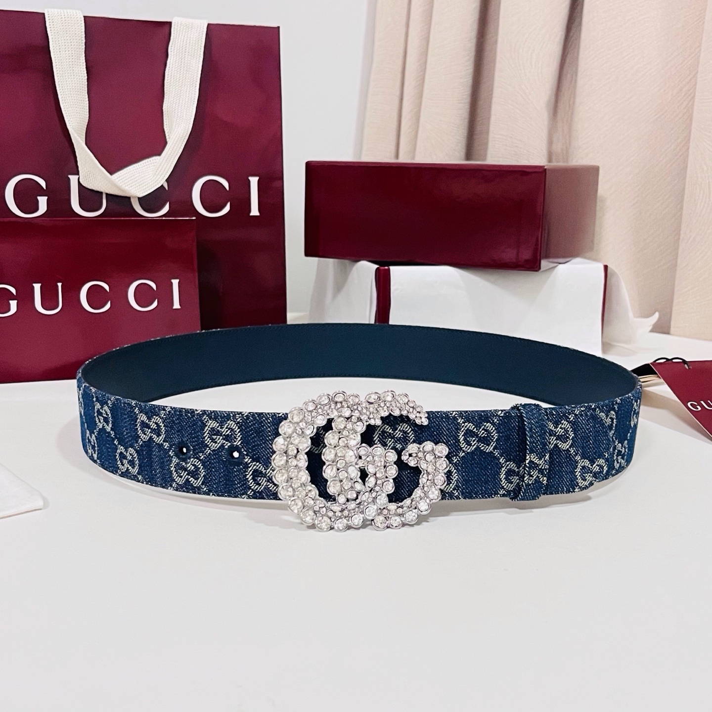 新款 Generation Gucci深入探究了品牌的档案编码，并将不同世代的设计元素融合为一体，形成一种独特的美学叙事