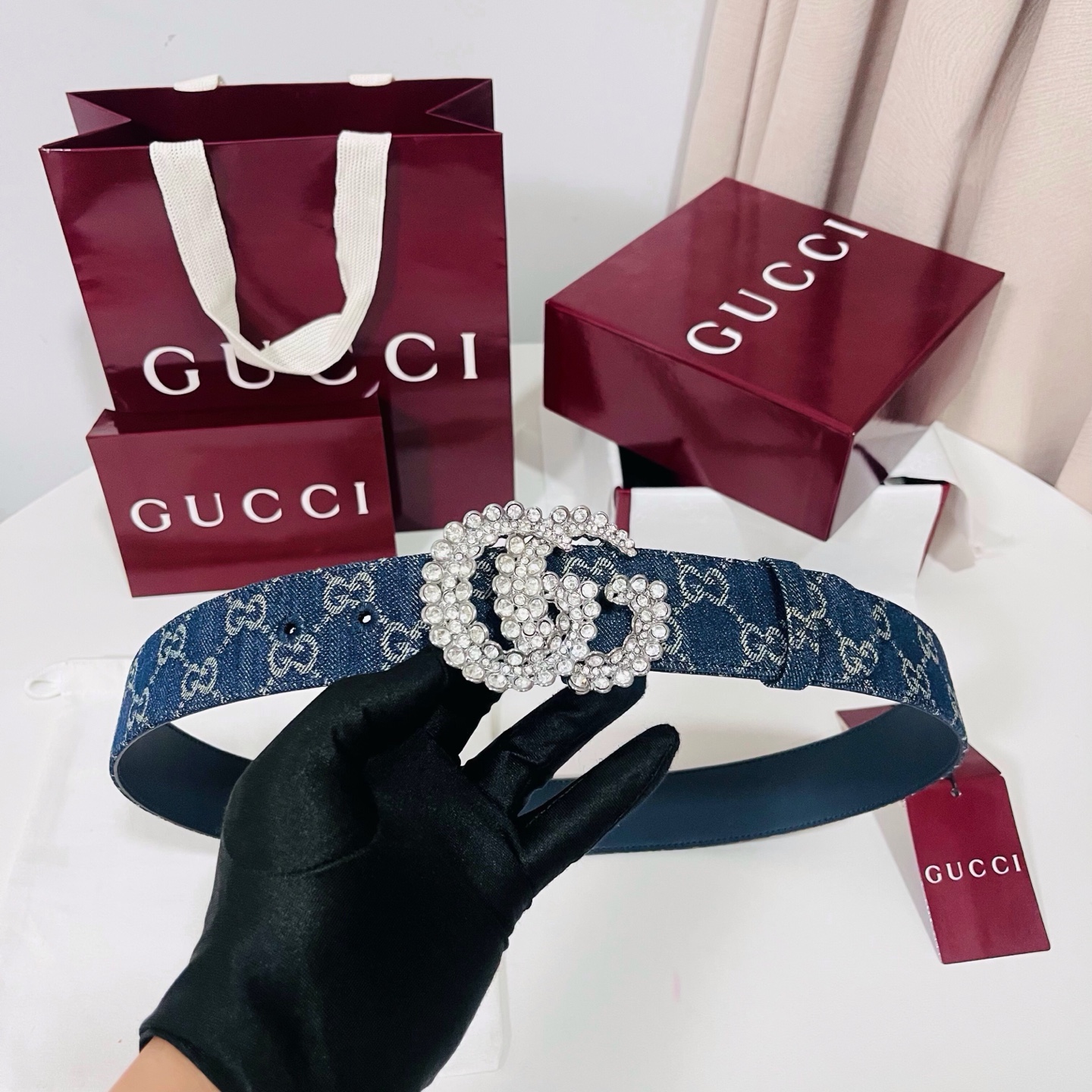 新款 Generation Gucci深入探究了品牌的档案编码，并将不同世代的设计元素融合为一体，形成一种独特的美学叙事
