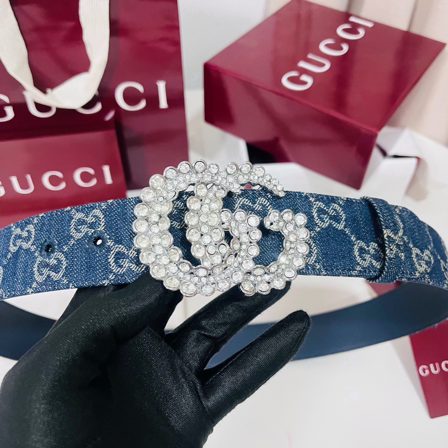 新款 Generation Gucci深入探究了品牌的档案编码，并将不同世代的设计元素融合为一体，形成一种独特的美学叙事