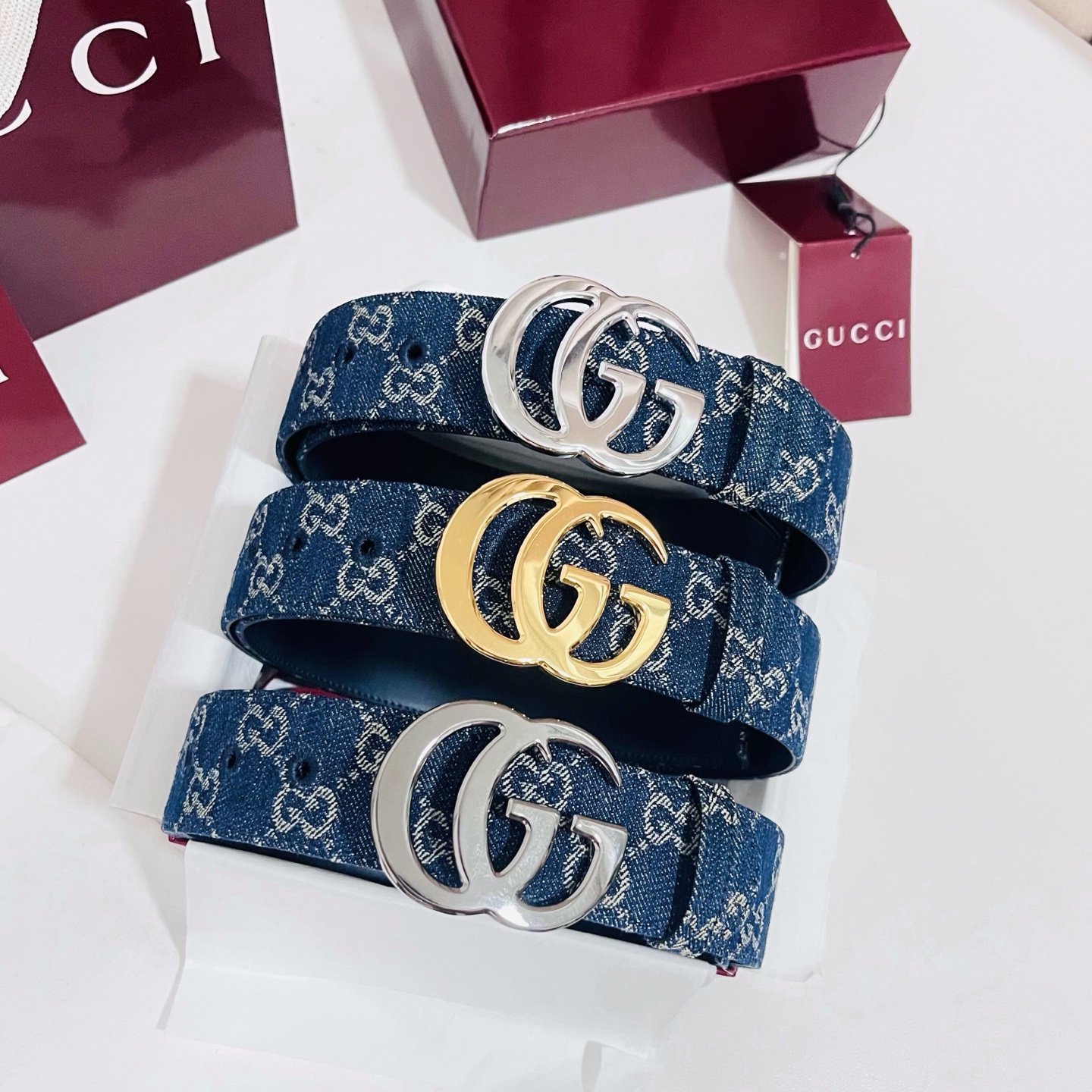 新款 Generation Gucci深入探究了品牌的档案编码，并将不同世代的设计元素融合为一体，形成一种独特的美学叙事