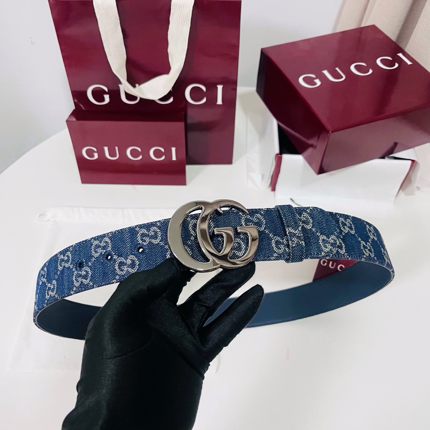 新款 Generation Gucci深入探究了品牌的档案编码，并将不同世代的设计元素融合为一体，形成一种独特的美学叙事